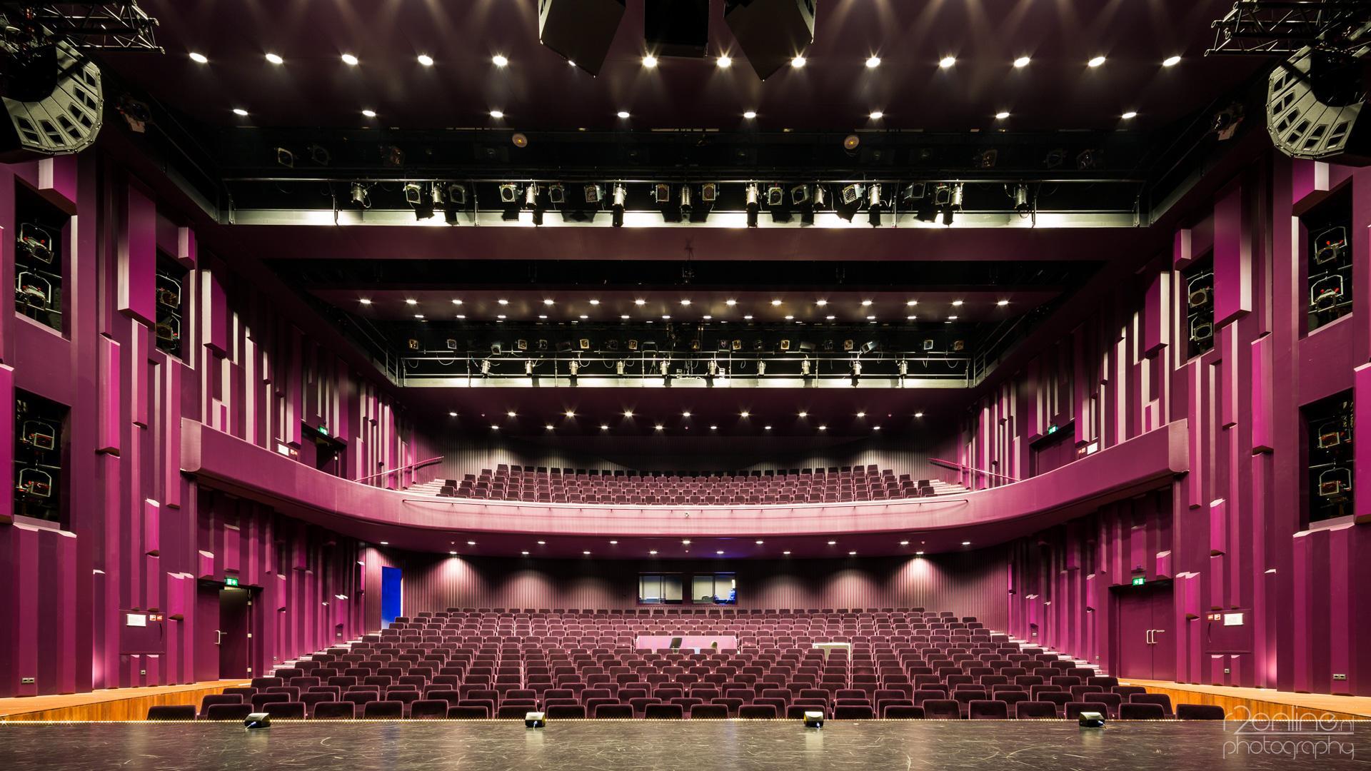 Foto van de Grote Zaal van Theater de Stoep gezien vanaf het podium