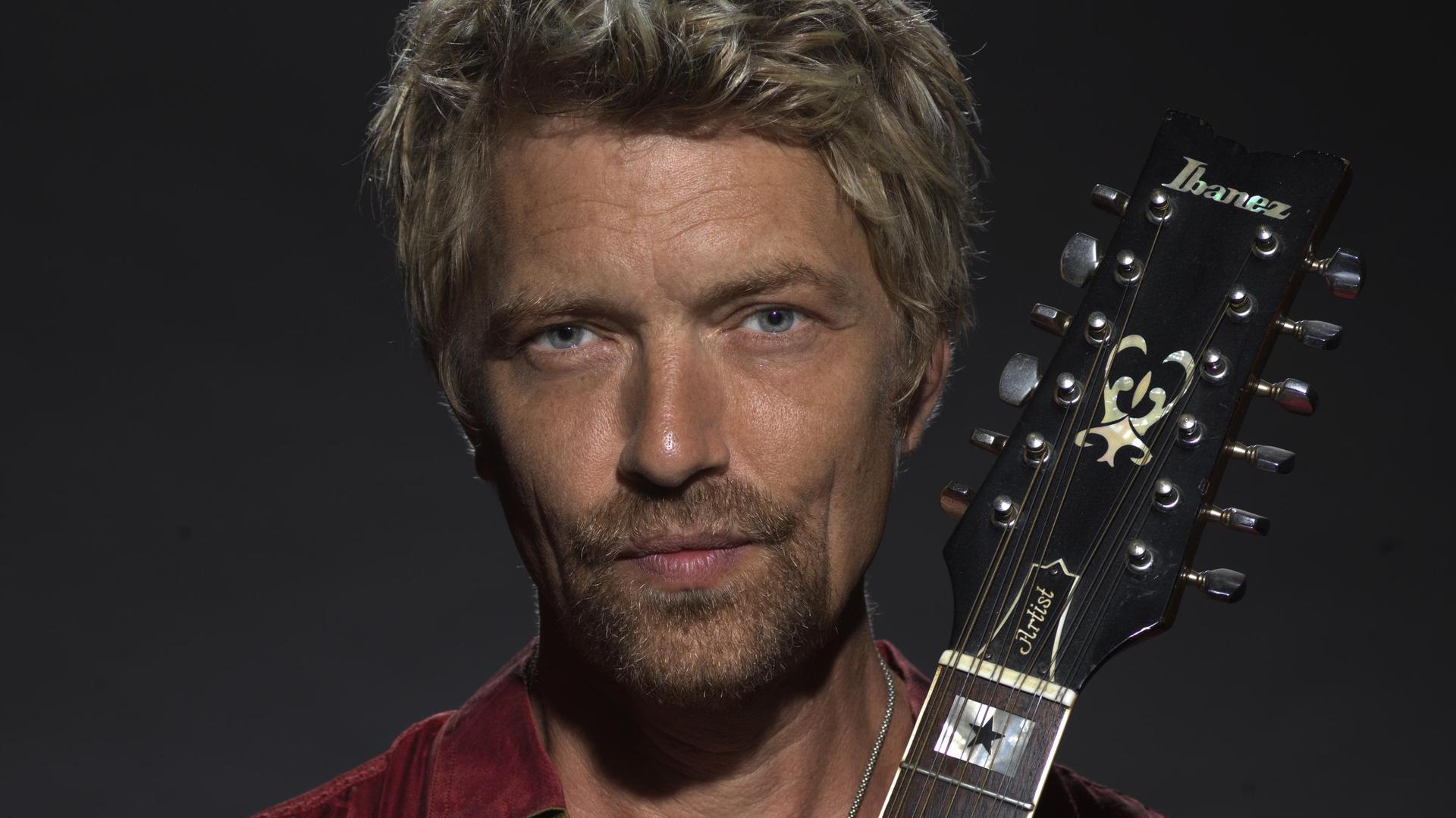 Rias Baarda, Promotiefoto van Rias Baarda met gitaar die eerbetoon brengt aan David Bowie
