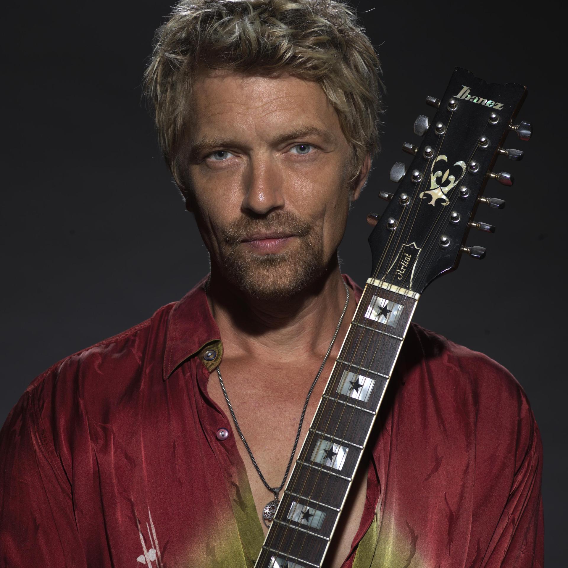 Rias Baarda, Promotiefoto van Rias Baarda met gitaar die eerbetoon brengt aan David Bowie