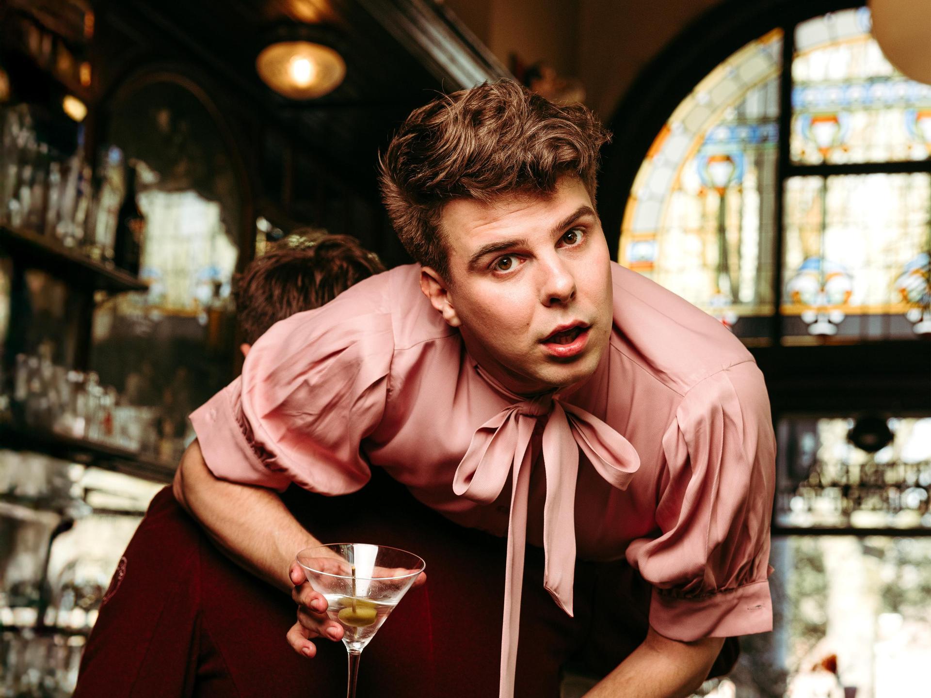Gavin Reijnders, Promotiefoto van Gavin Reijnders in roze bloes met cocktailglas in zijn hand