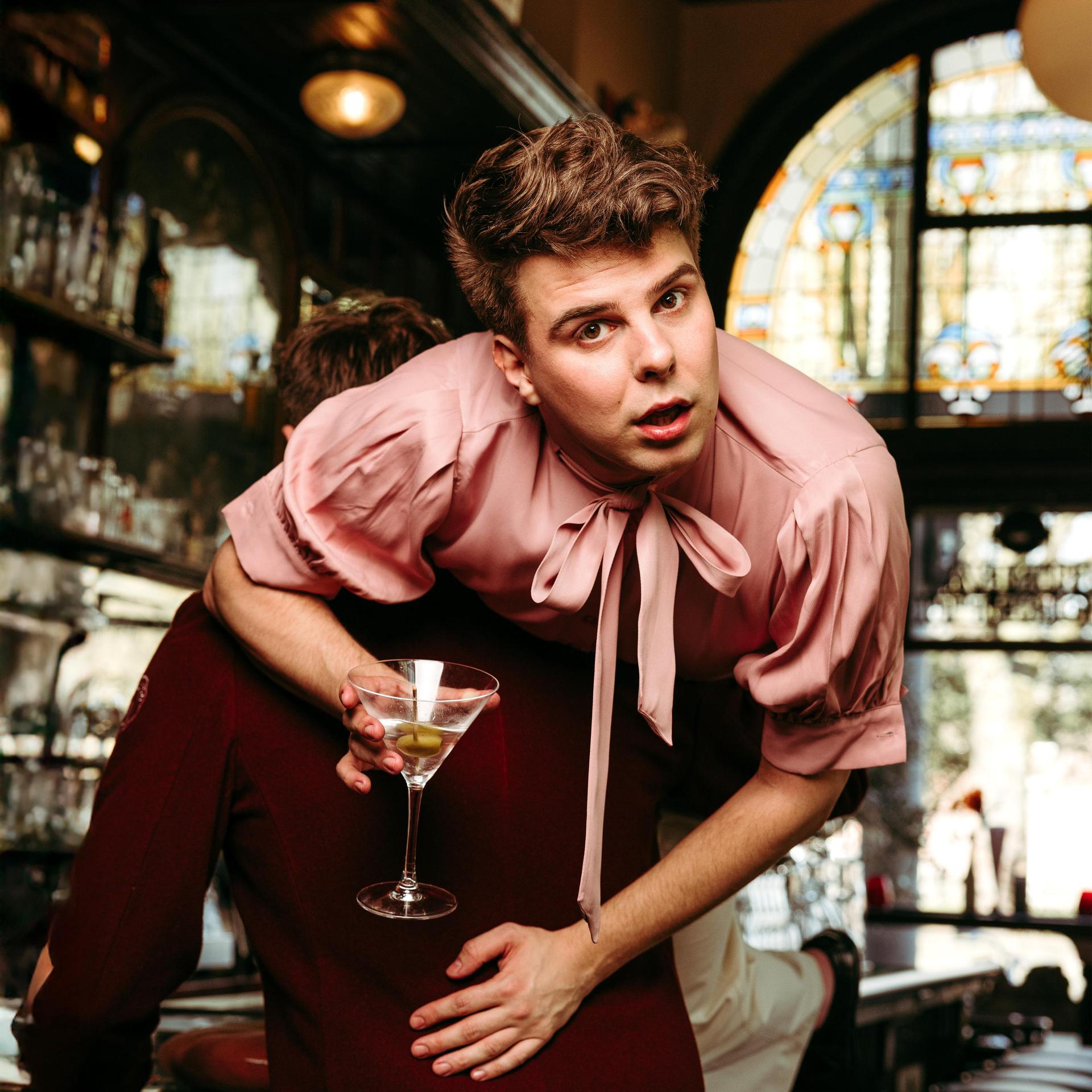 Gavin Reijnders, Promotiefoto van Gavin Reijnders in roze bloes met cocktailglas in zijn hand