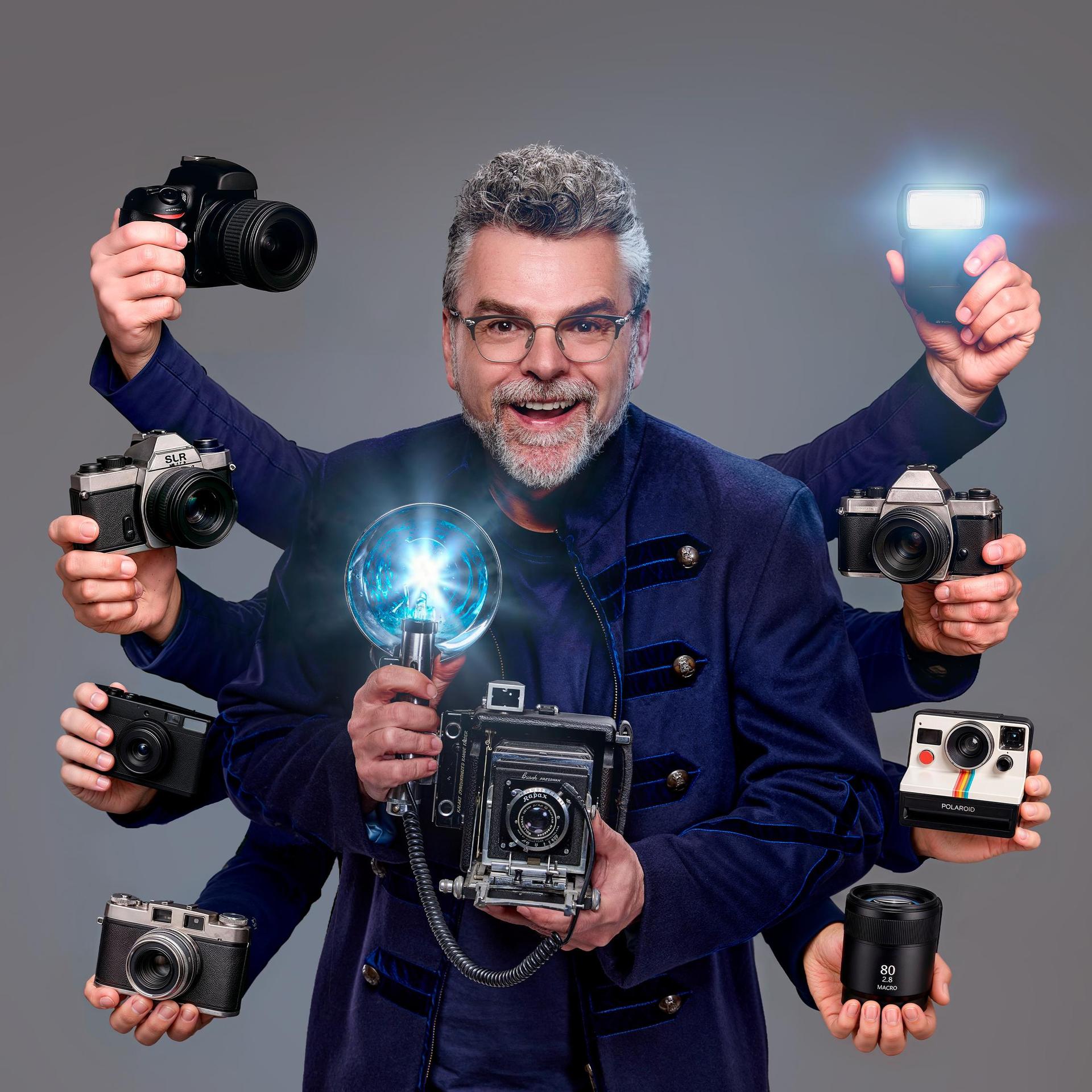 William Rutten, Promotiefoto van William Rutten met 10 handen met camera's daarin