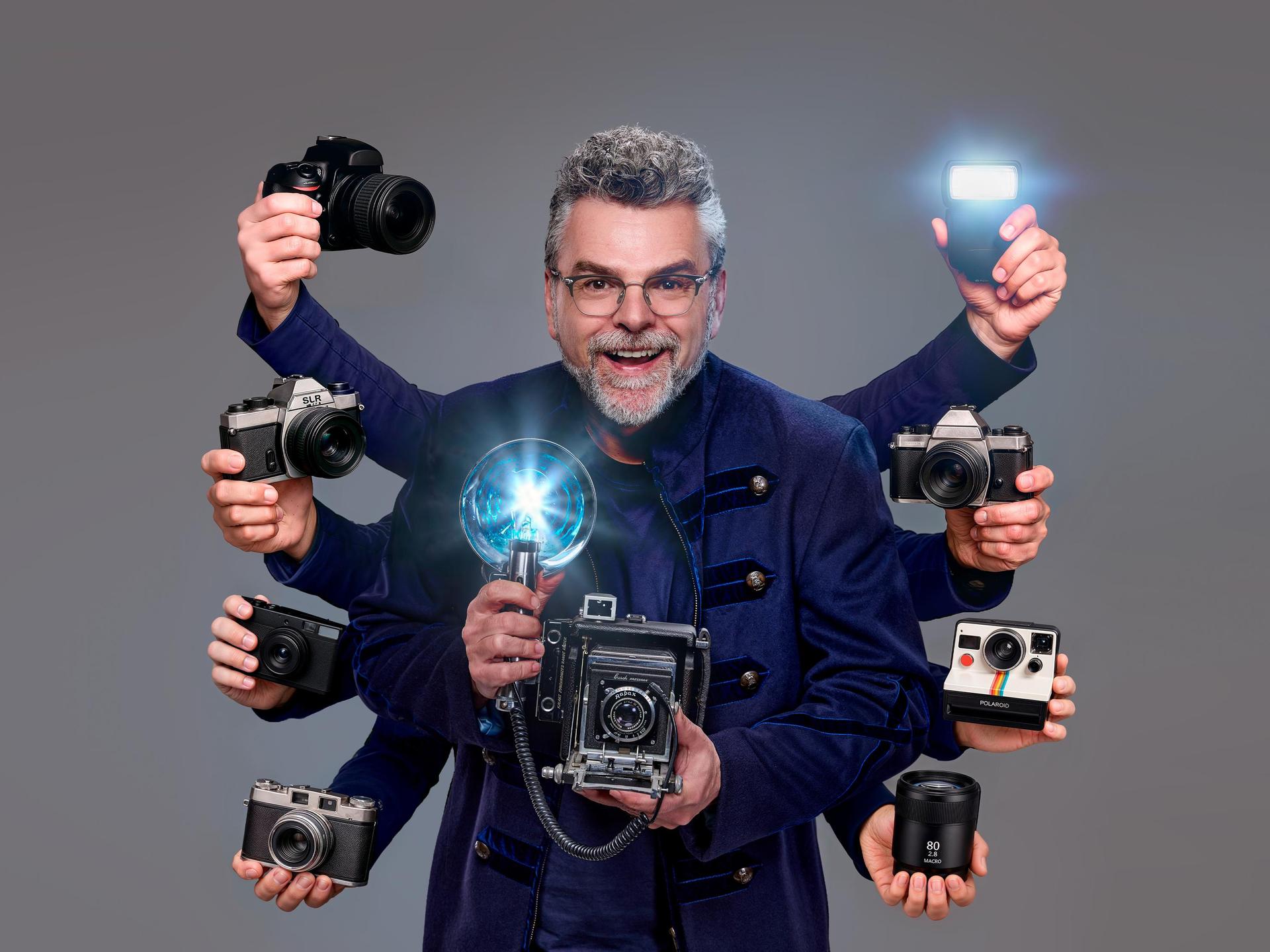 William Rutten, Promotiefoto van William Rutten met 10 handen met camera's daarin