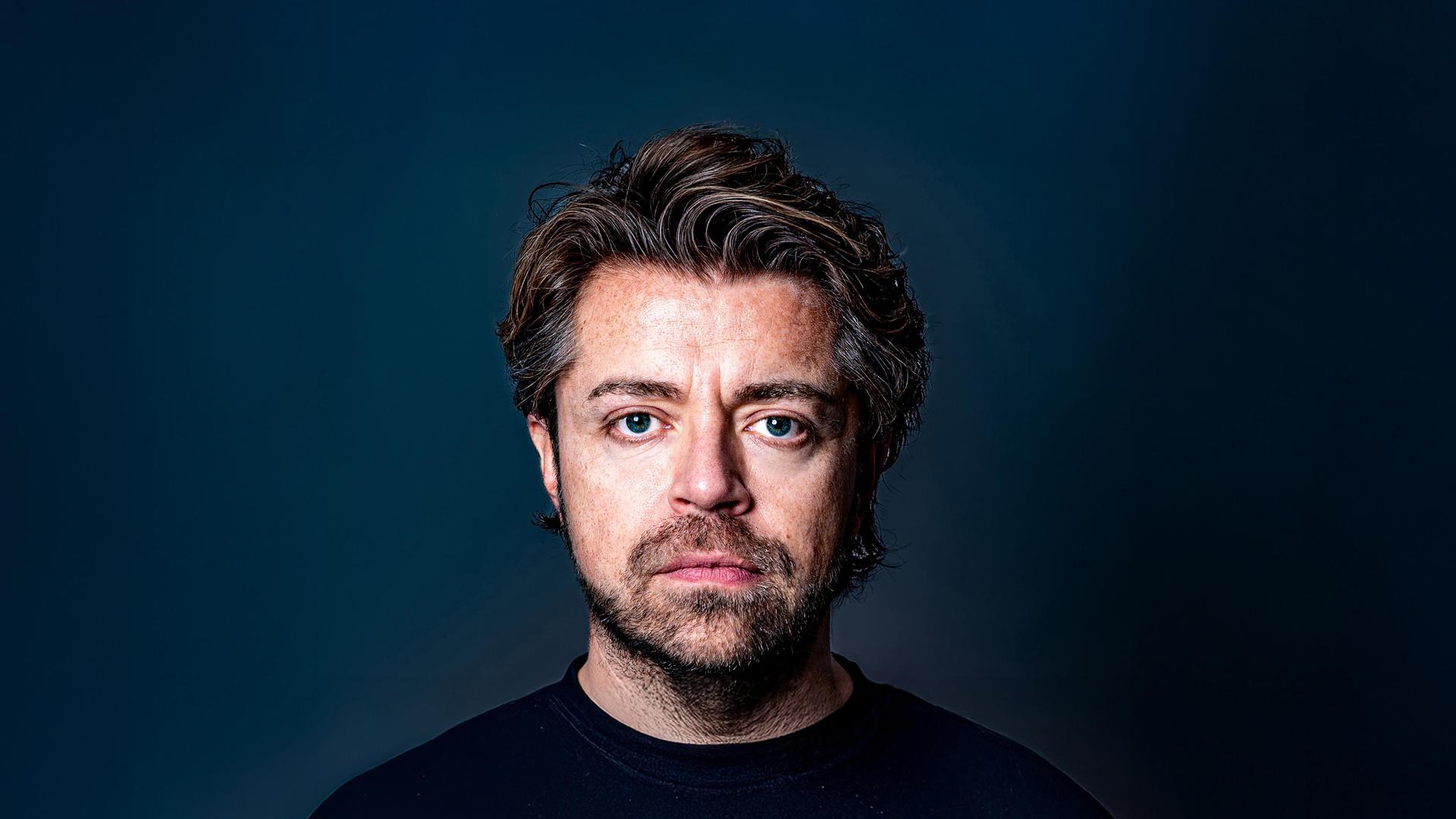 Daan van der Hoeven, Promotiefoto van Daan van der Hoeven. Portret tegen zwarte achtergrond.
