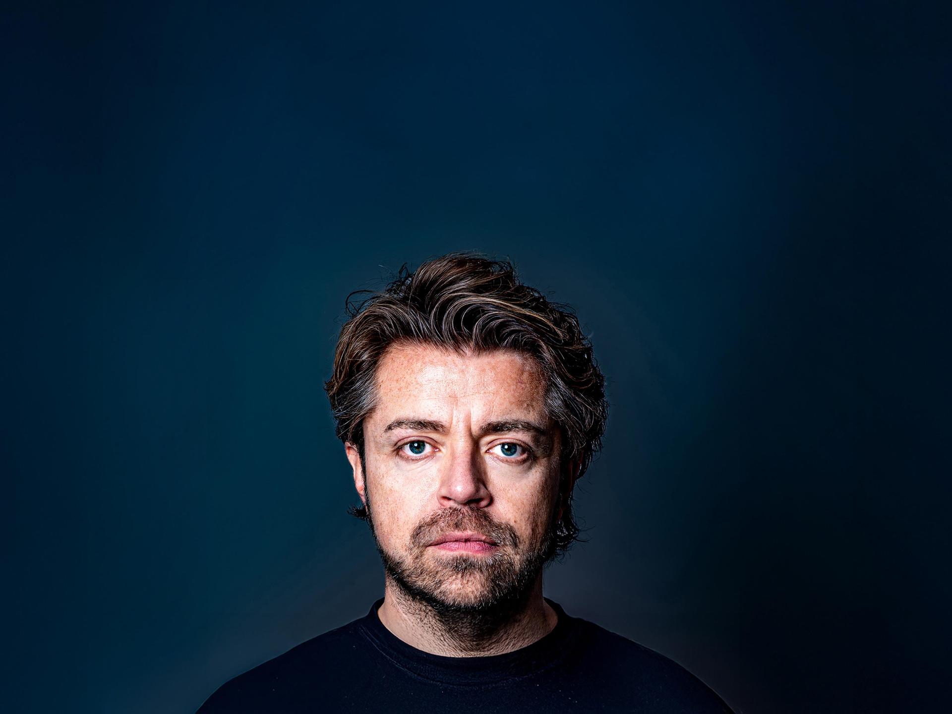 Daan van der Hoeven, Promotiefoto van Daan van der Hoeven. Portret tegen zwarte achtergrond.