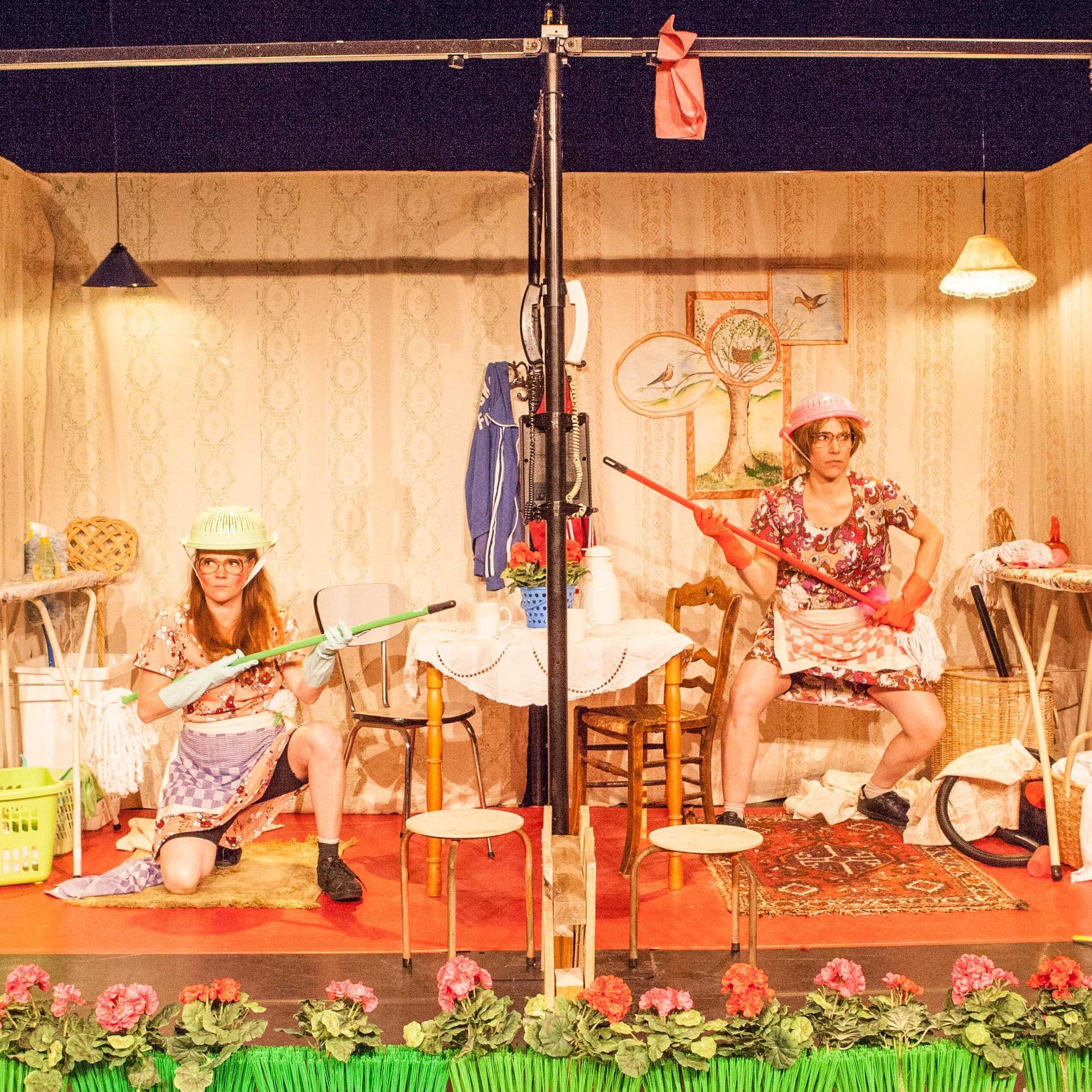 Buurvrouw en Buurvrouw (3+), Promotiefoto van Buurvrouw en Buurvrouw bij hun huis
