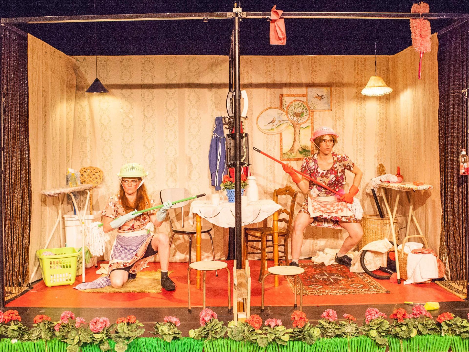 Buurvrouw en Buurvrouw (3+), Promotiefoto van Buurvrouw en Buurvrouw bij hun huis