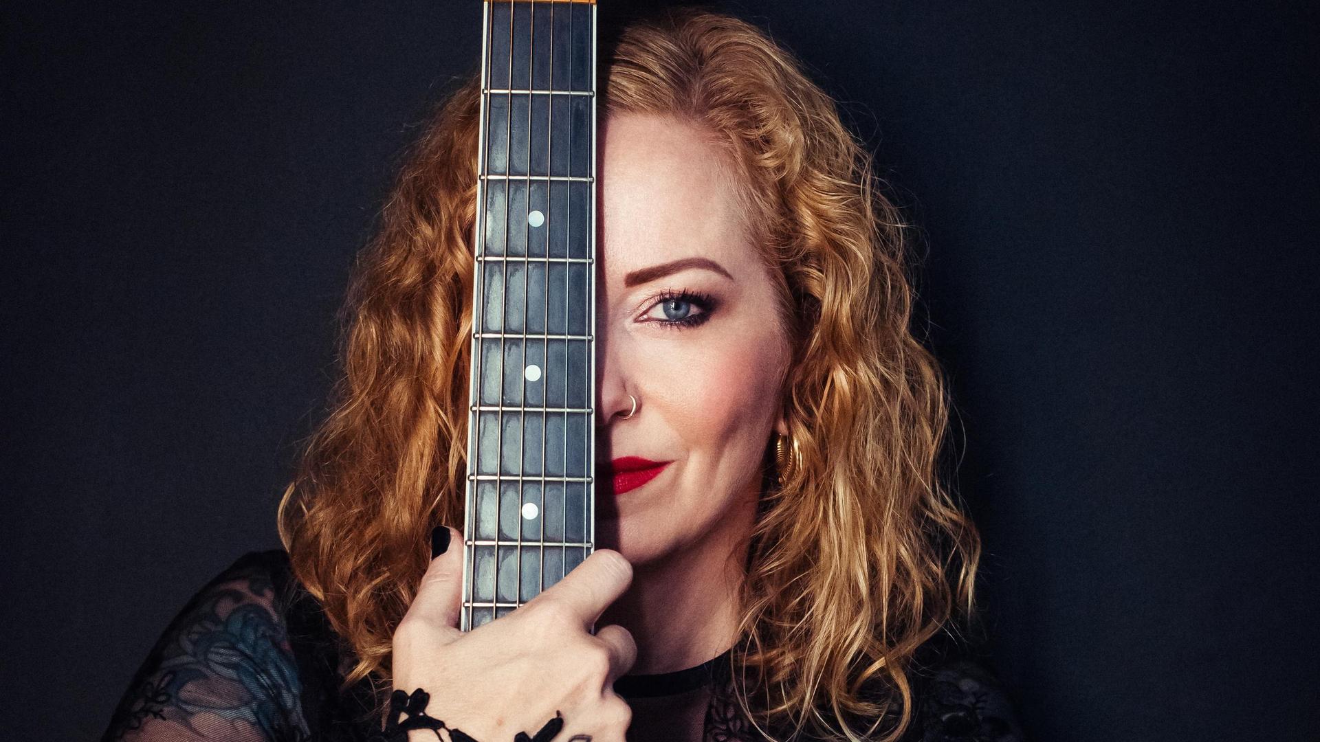 Anneke van Giersbergen, Promotiefoto van Anneke van Giersbergen met gitaar