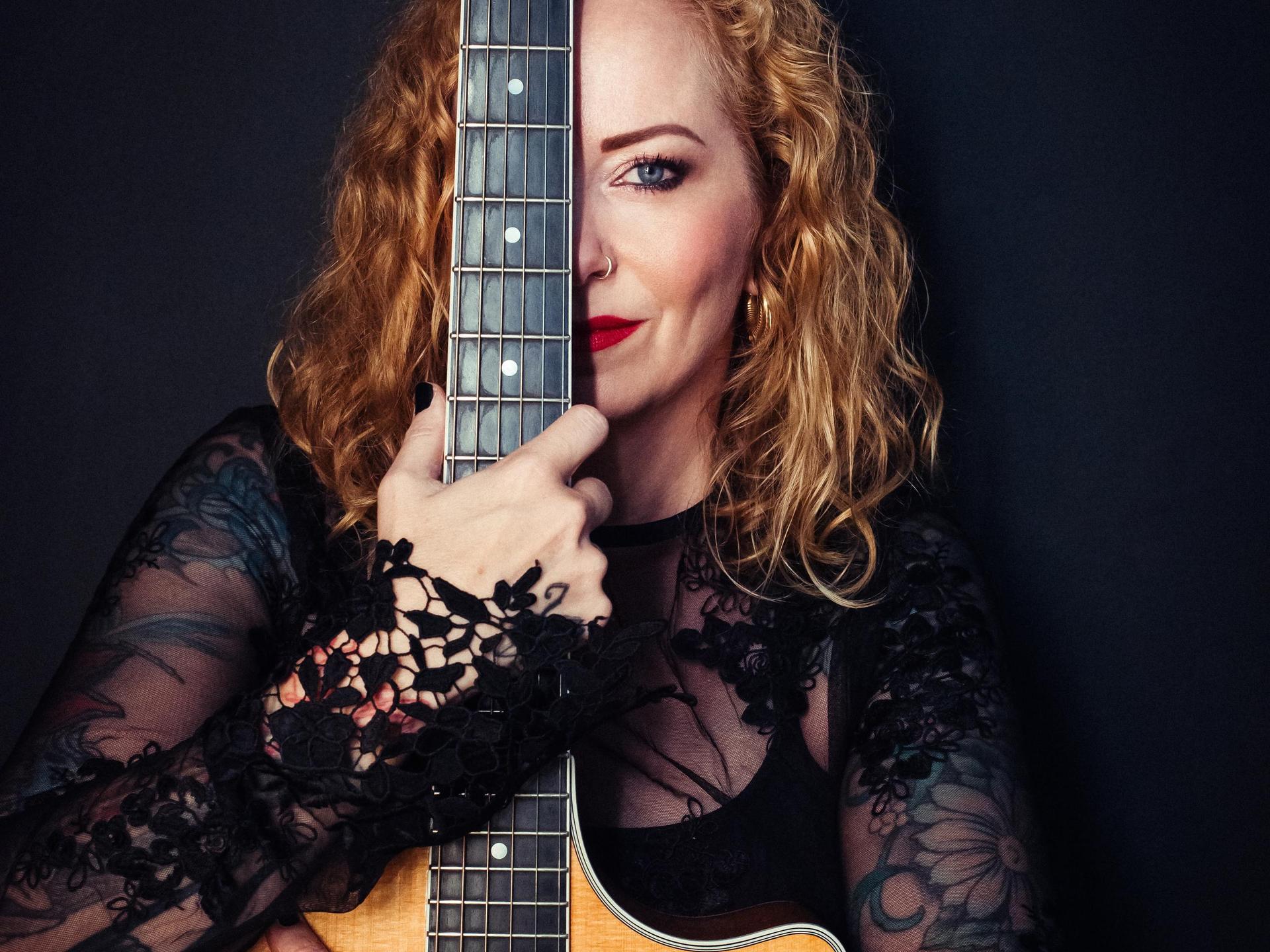 Anneke van Giersbergen, Promotiefoto van Anneke van Giersbergen met gitaar