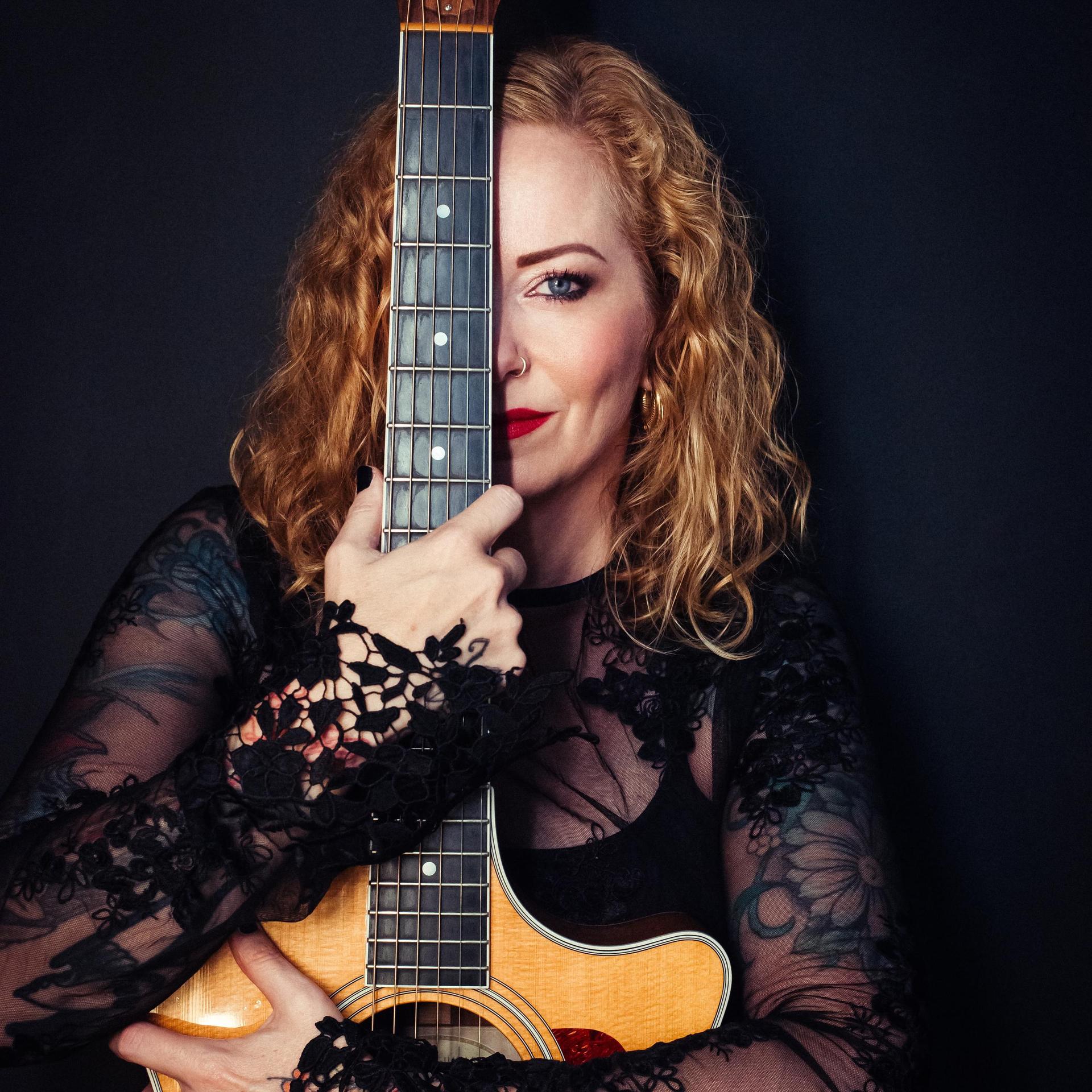 Anneke van Giersbergen, Promotiefoto van Anneke van Giersbergen met gitaar