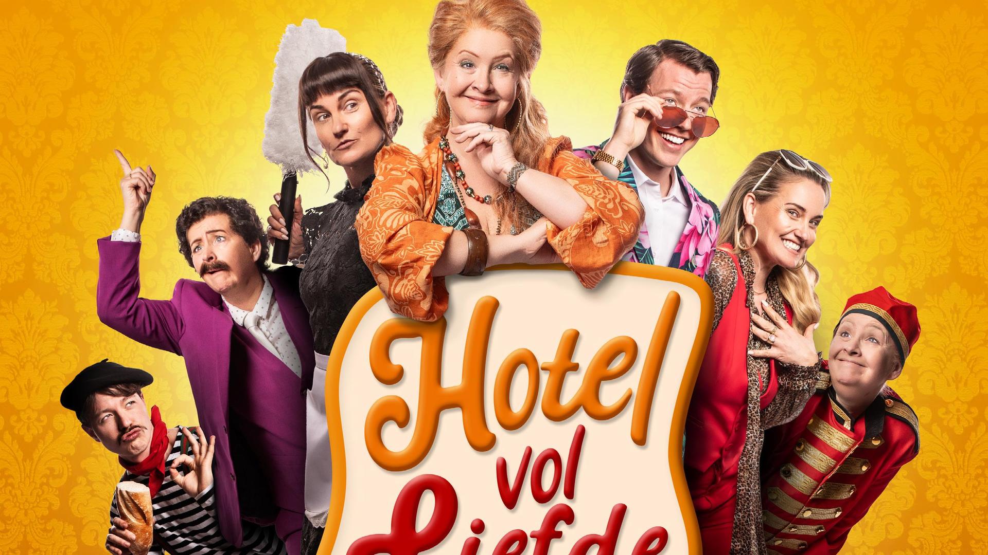 Hotel vol Liefde, Promotiefoto van Hotel vol liefde met de cast van 3 personen in verschillende rollen achter het logo