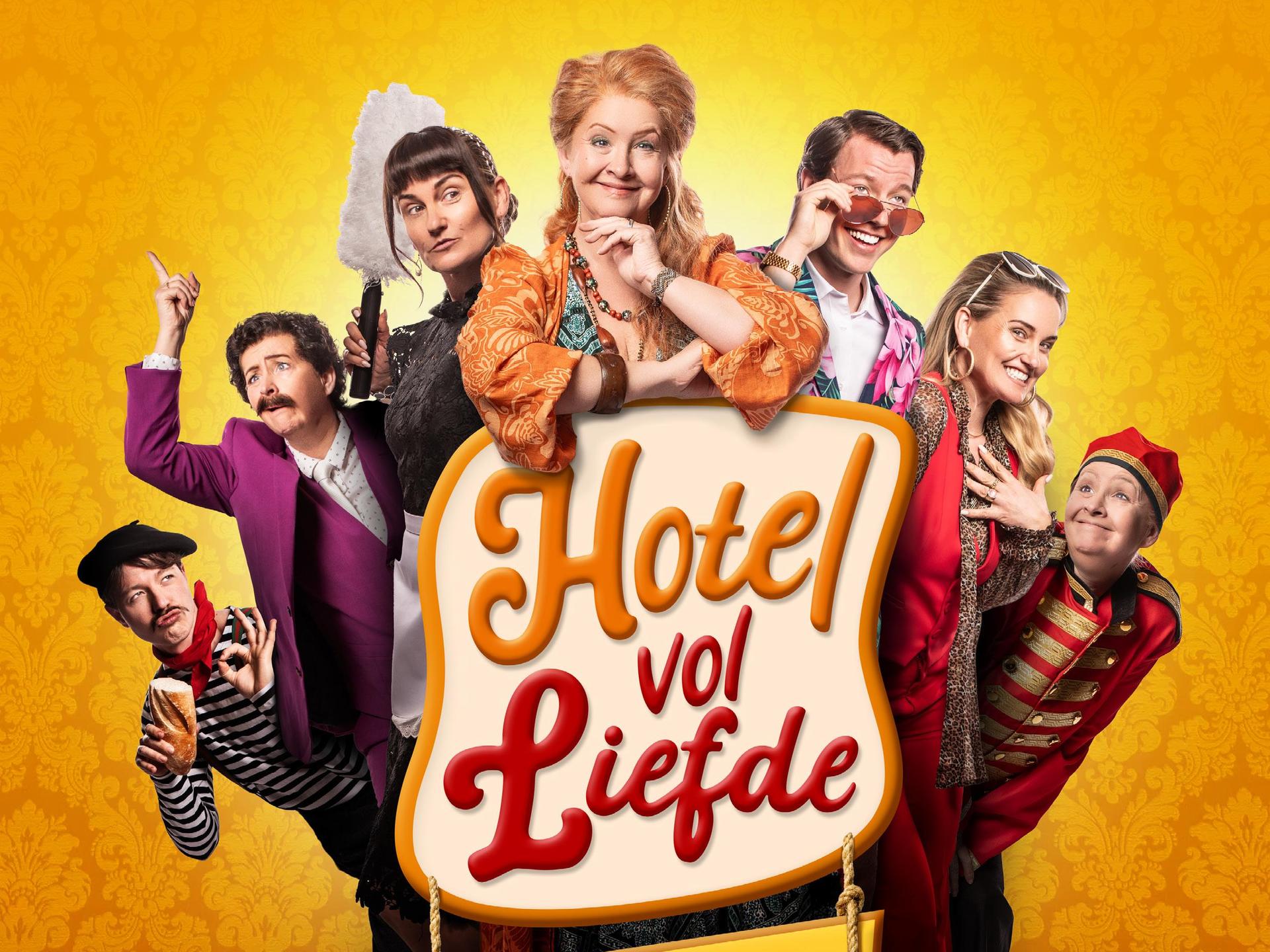 Hotel vol Liefde, Promotiefoto van Hotel vol liefde met de cast van 3 personen in verschillende rollen achter het logo