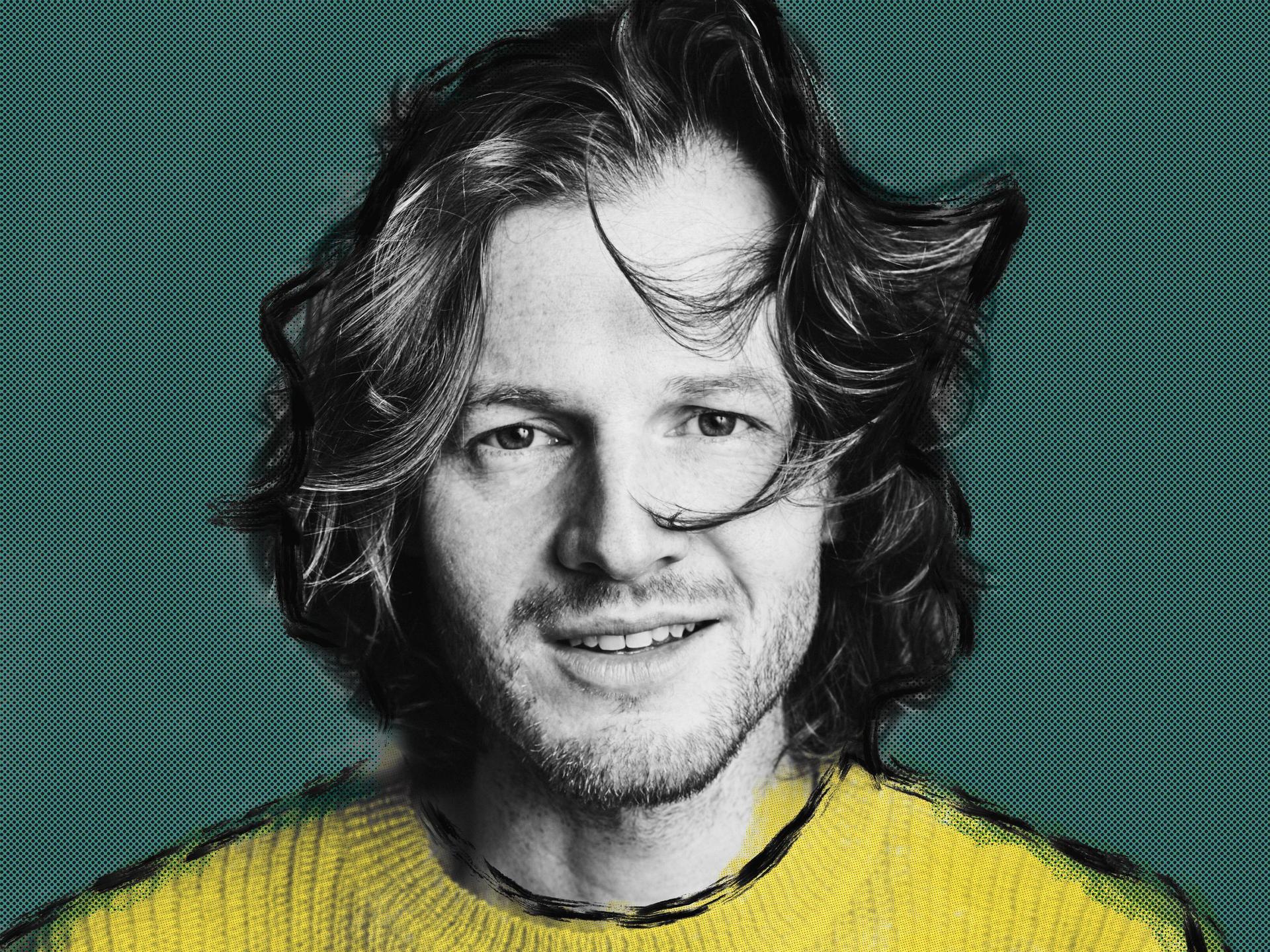 Guido Spek, Promotiefoto van Guido Spek - Guido tegen groene achtergrond met gele trui aan met zijn naam daarop