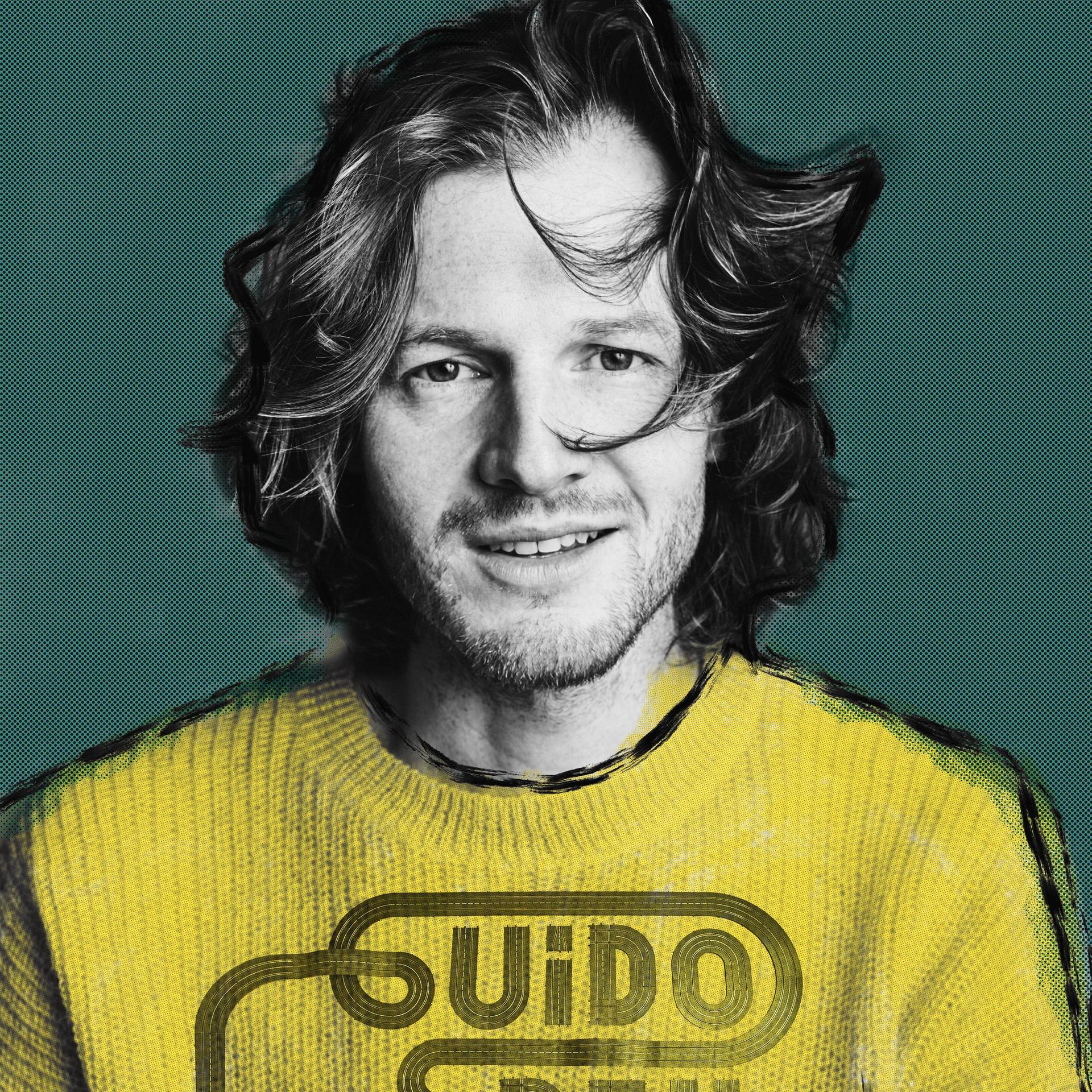 Guido Spek, Promotiefoto van Guido Spek - Guido tegen groene achtergrond met gele trui aan met zijn naam daarop