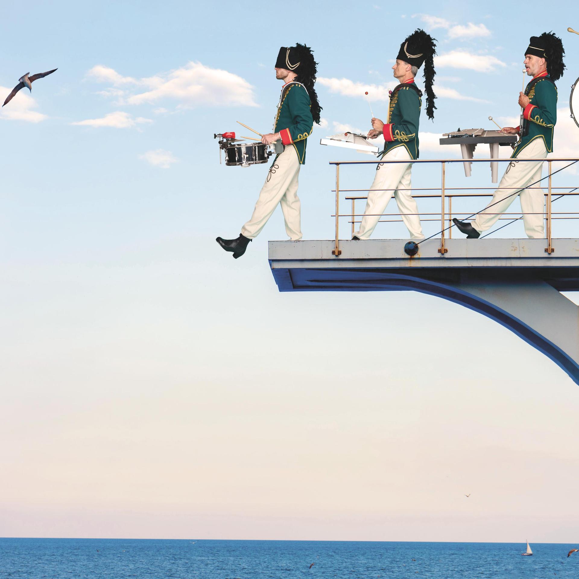 Percossa, Promotiefoto van Percossa - bandleden op een loopbrug van een boot alsof ze het water in marcheren