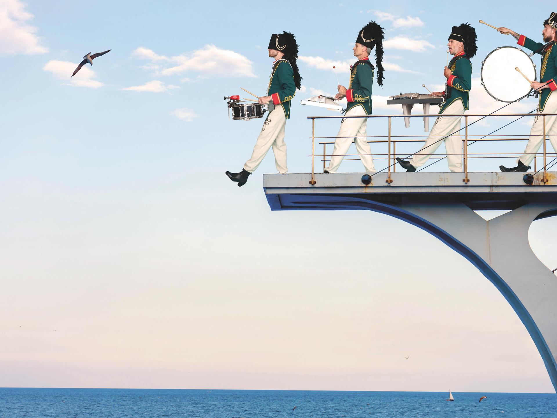 Percossa, Promotiefoto van Percossa - bandleden op een loopbrug van een boot alsof ze het water in marcheren