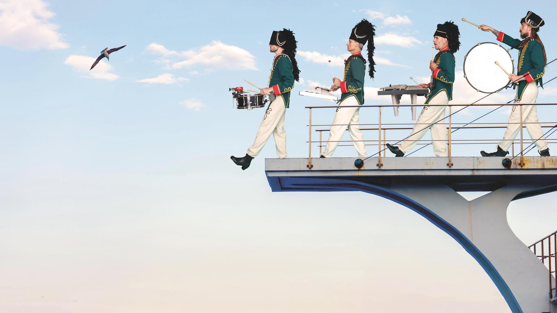 Percossa, Promotiefoto van Percossa - bandleden op een loopbrug van een boot alsof ze het water in marcheren