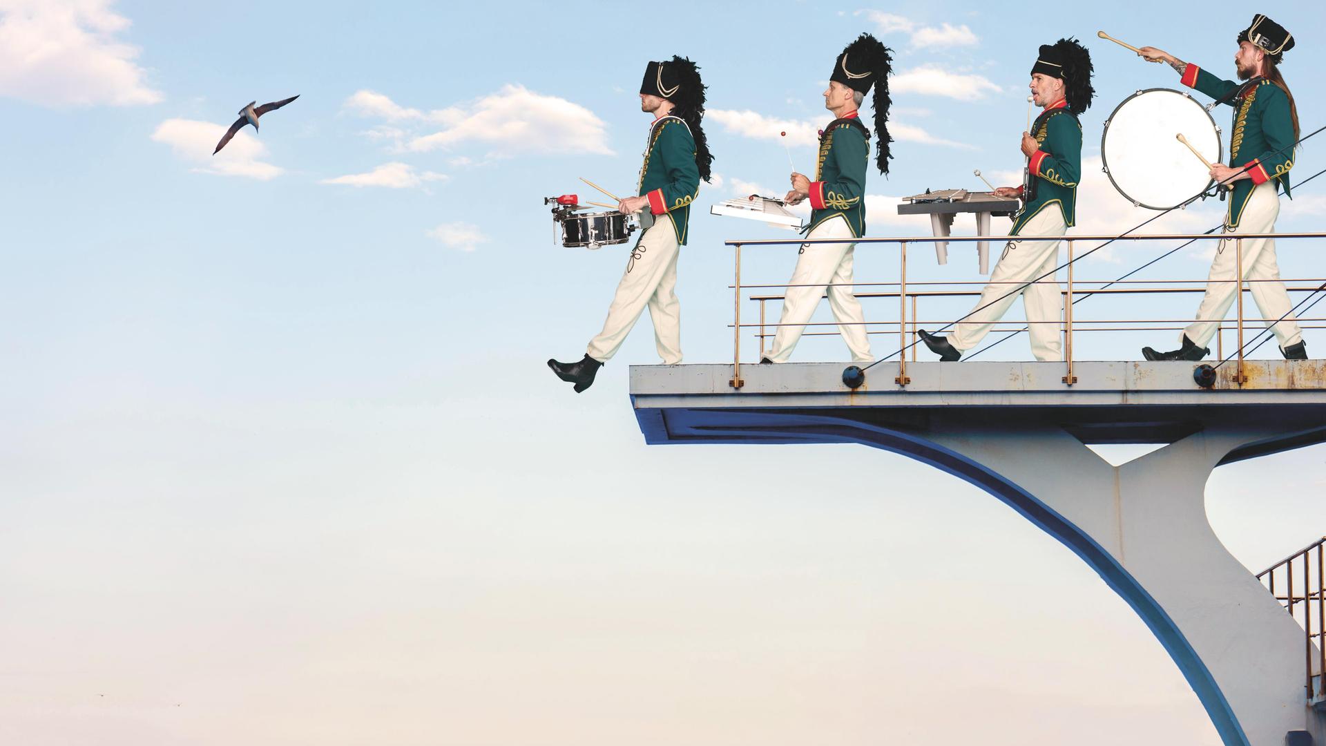 Percossa, Promotiefoto van Percossa - bandleden op een loopbrug van een boot alsof ze het water in marcheren