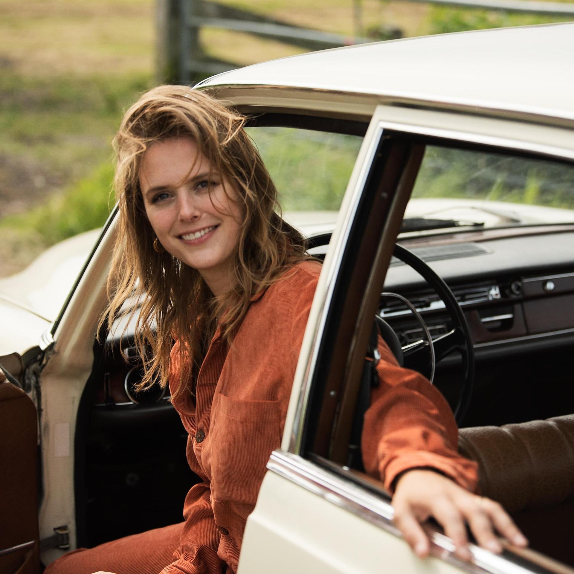 Maaike Ouboter, Promotieoto van Maaike Ouboter in oranje outfit dit achterom uit een auto kijkt