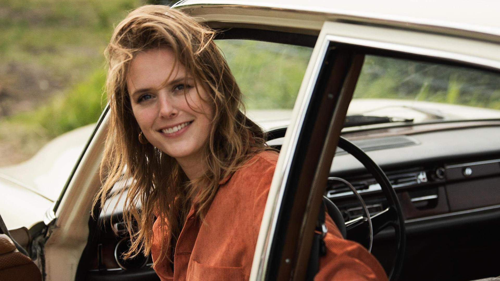 Maaike Ouboter, Promotieoto van Maaike Ouboter in oranje outfit dit achterom uit een auto kijkt