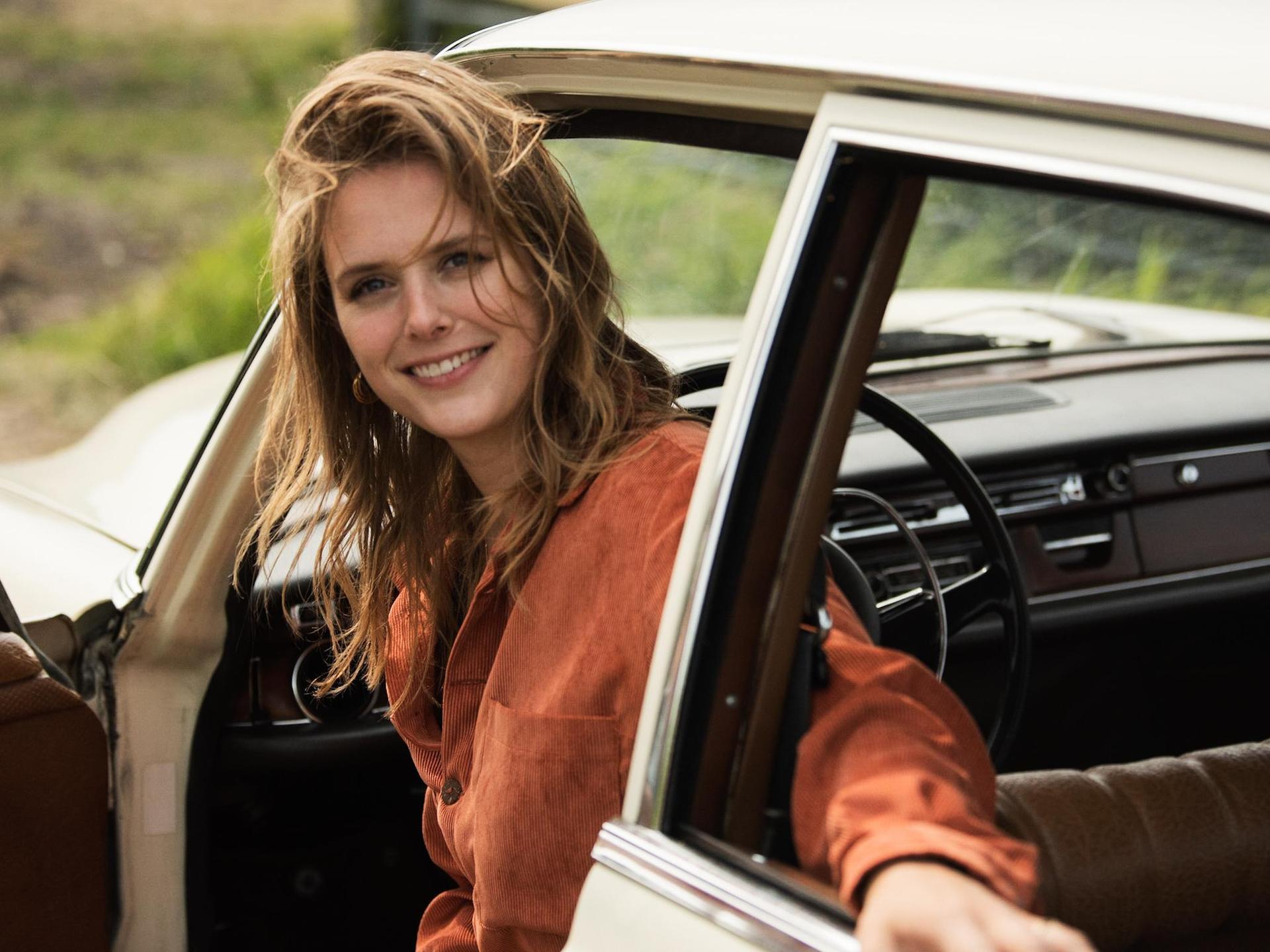 Maaike Ouboter, Promotieoto van Maaike Ouboter in oranje outfit dit achterom uit een auto kijkt