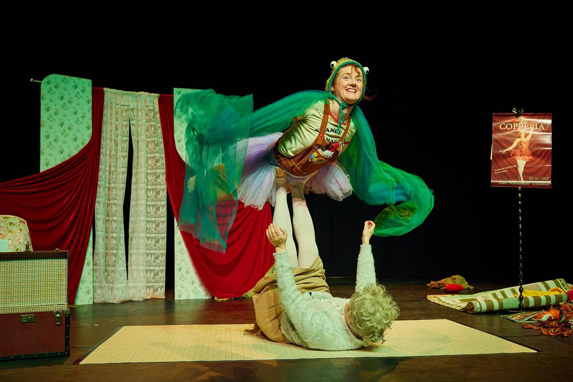 Scenefoto's van de voorstelling Oma van Mime-Wave