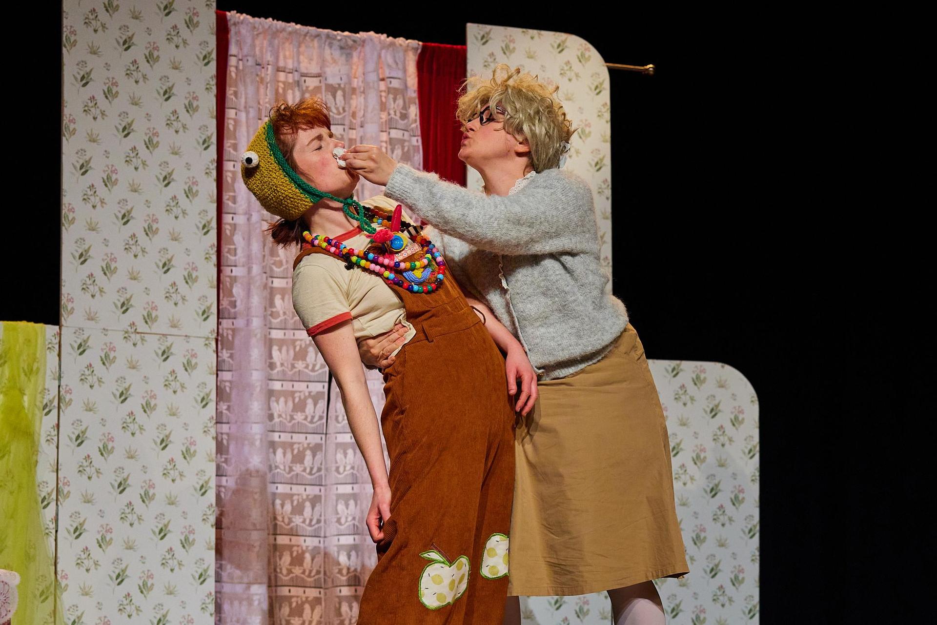 Scenefoto's van de voorstelling Oma van Mime-Wave