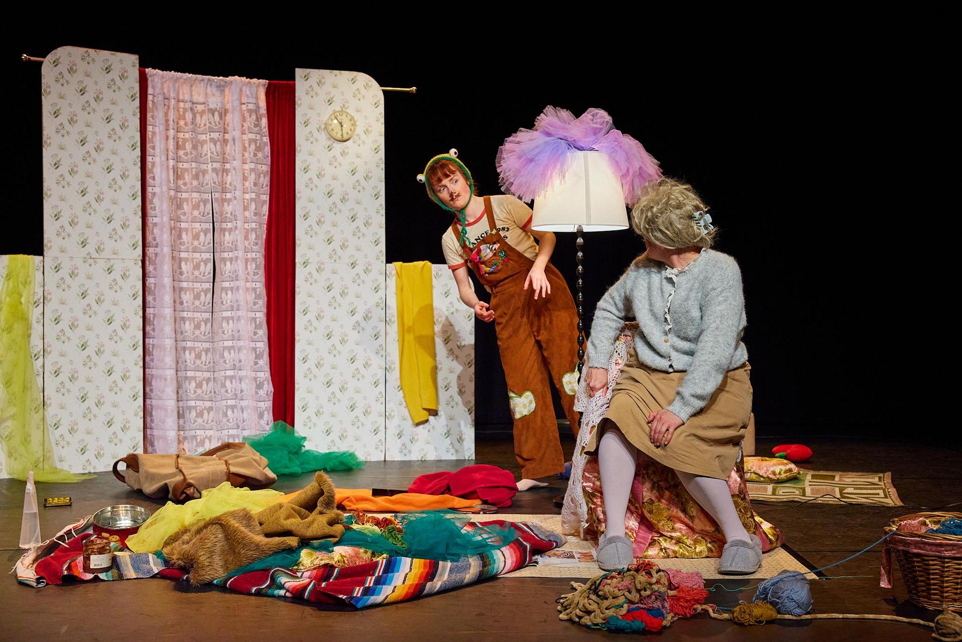 Scenefoto's van de voorstelling Oma van Mime-Wave