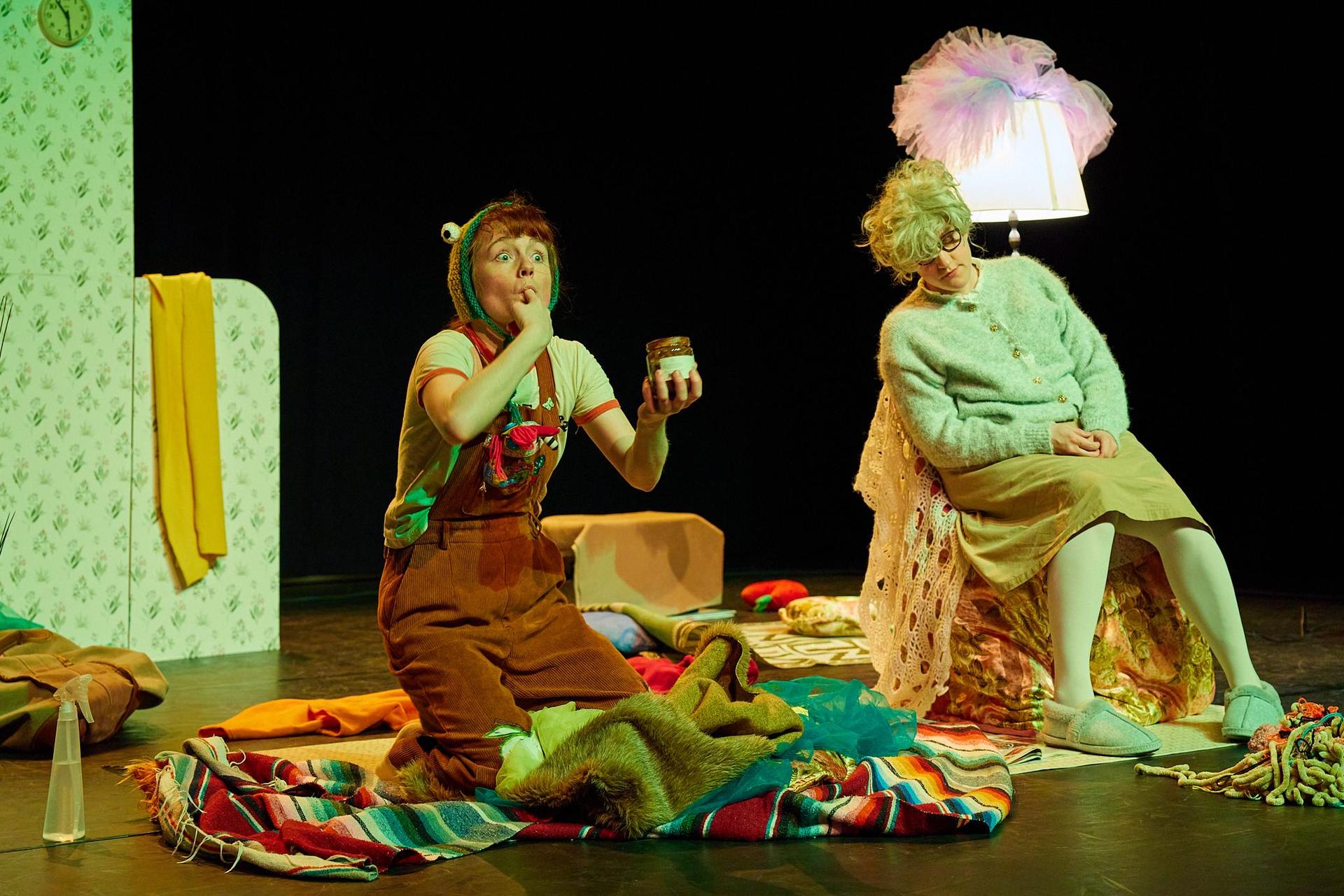 Scenefoto's van de voorstelling Oma van Mime-Wave