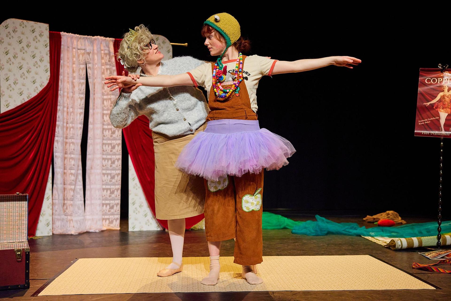 Scenefoto's van de voorstelling Oma van Mime-Wave