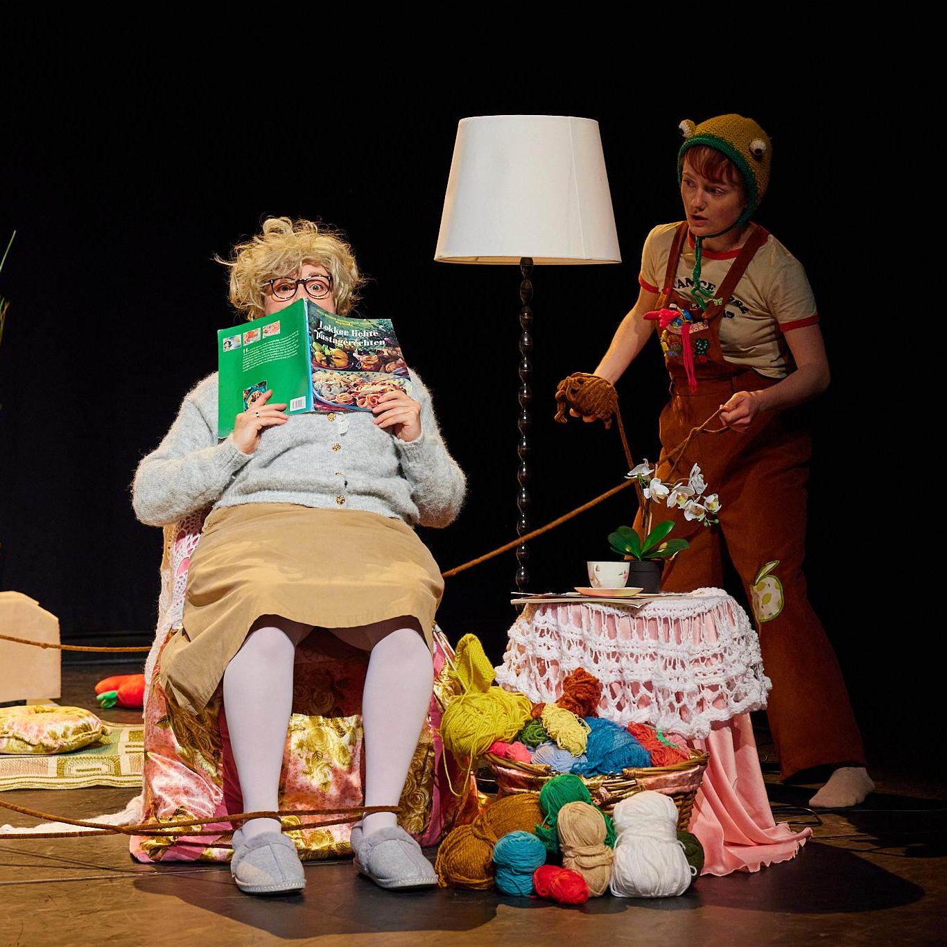 Oma (3+), Scenefoto's van de voorstelling Oma van Mime-Wave