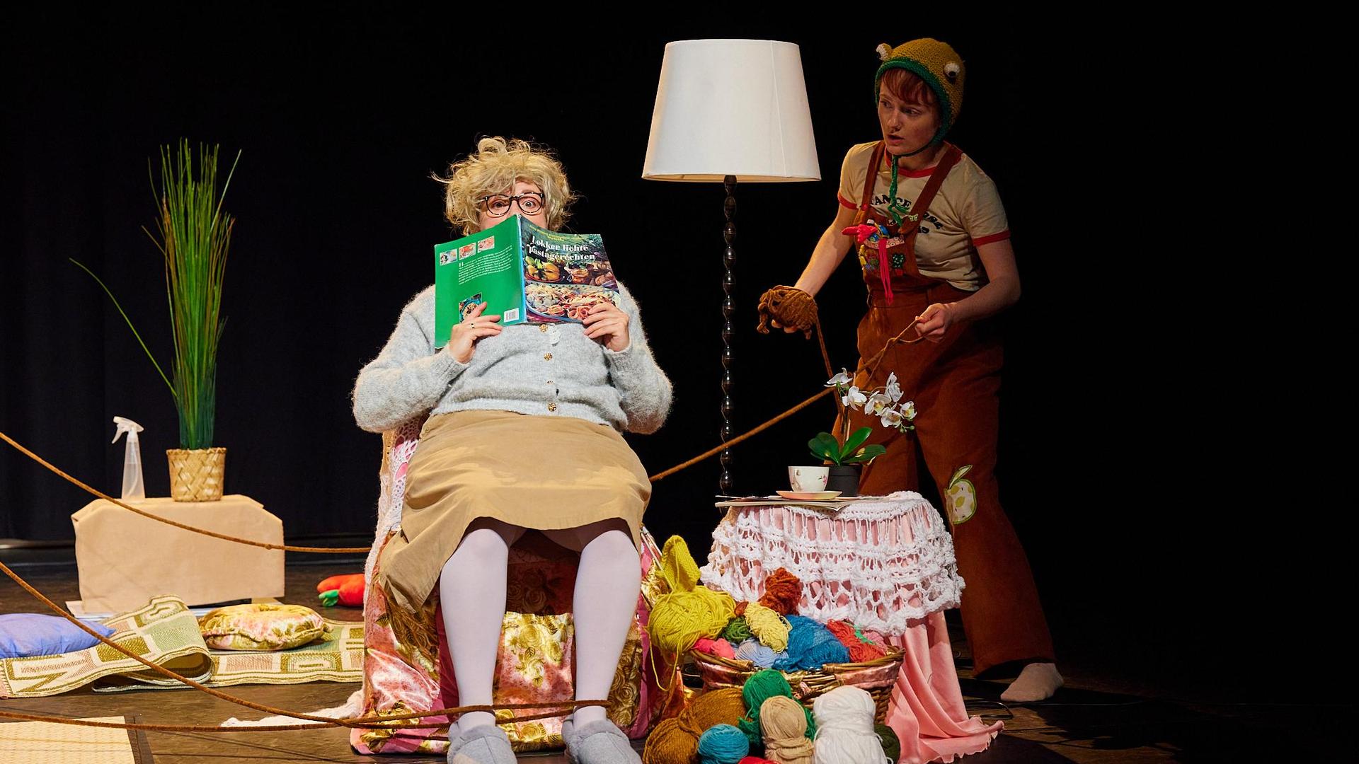Oma (3+), Scenefoto's van de voorstelling Oma van Mime-Wave