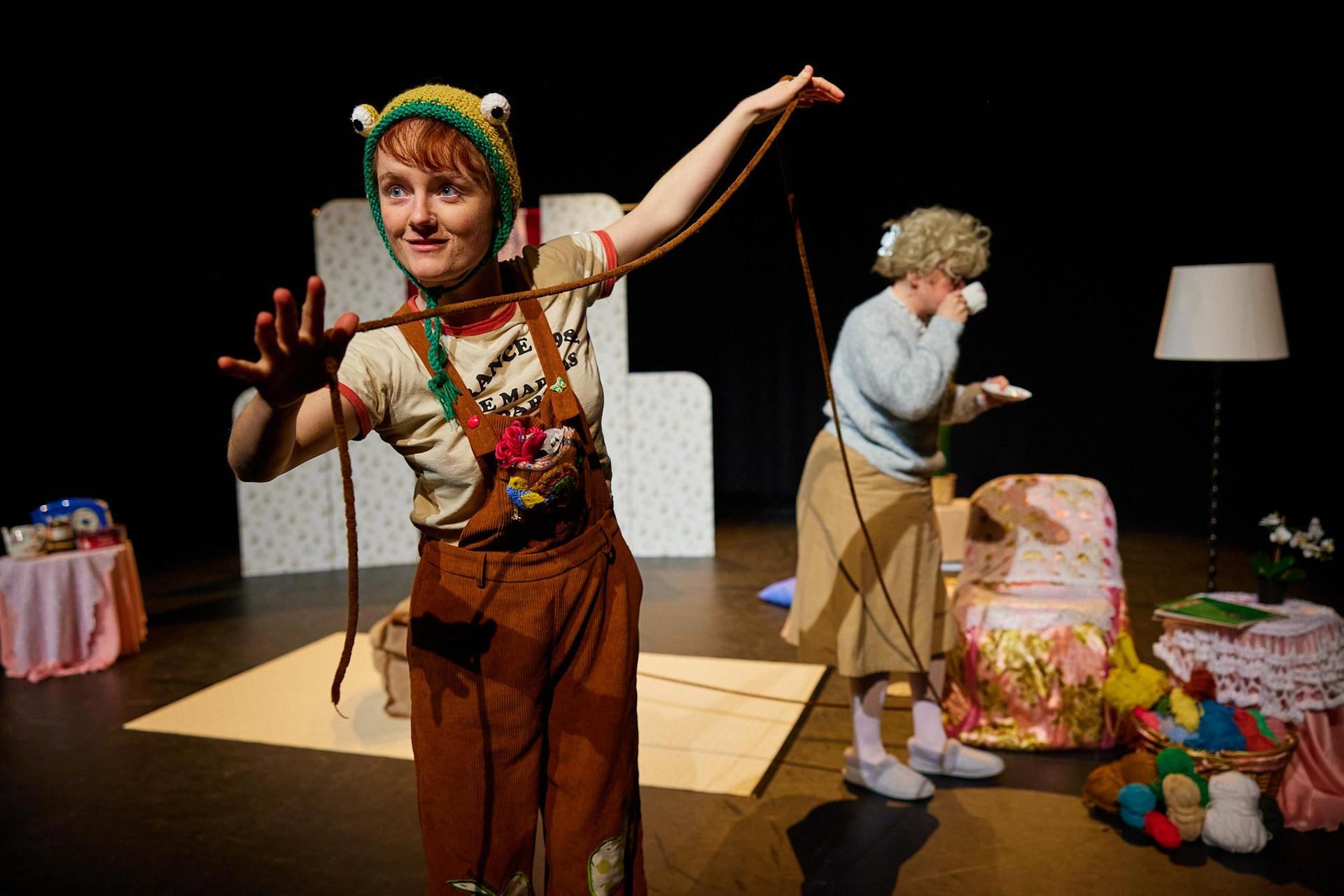 Scenefoto's van de voorstelling Oma van Mime-Wave