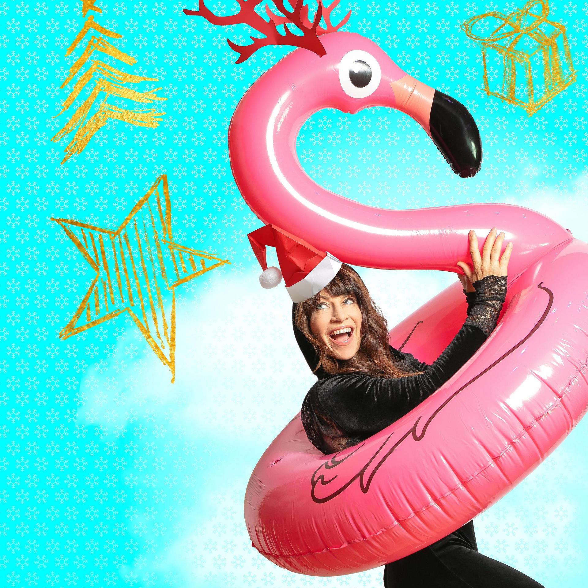 Ellen ten Damme, Promotiefoto van Ellen ten Damme in een roze flamingo zwemband tegen blauwe achtergrond