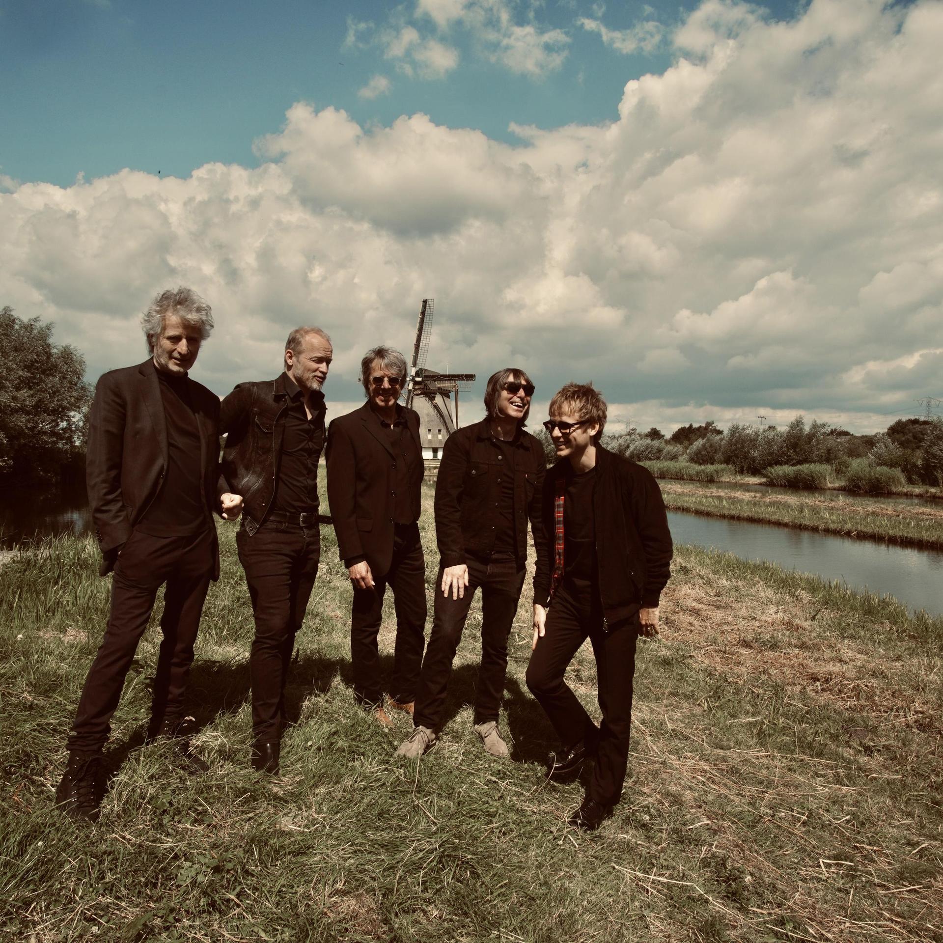 Timebox, Promotiefoto van de band Timebox op een veld met wolkenlucht erboven