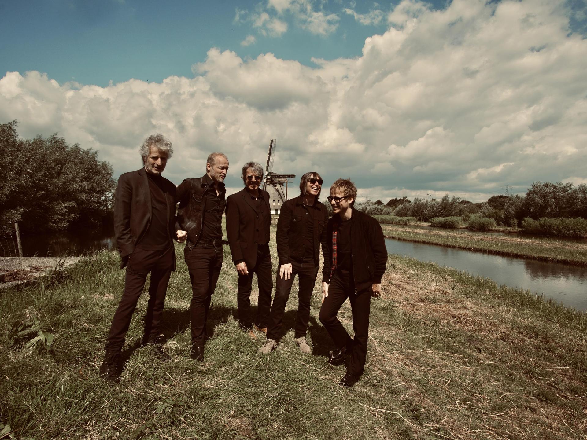 Timebox, Promotiefoto van de band Timebox op een veld met wolkenlucht erboven