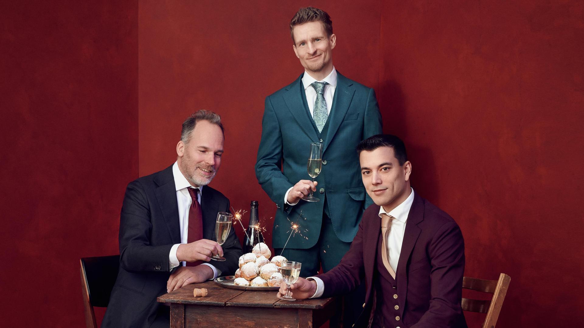 Andries Tunru & Stefan Hendrikx, Promotiefoto met Andries Tunru, Stefan Hendrikx en nog een man tegen een rode achtergrond