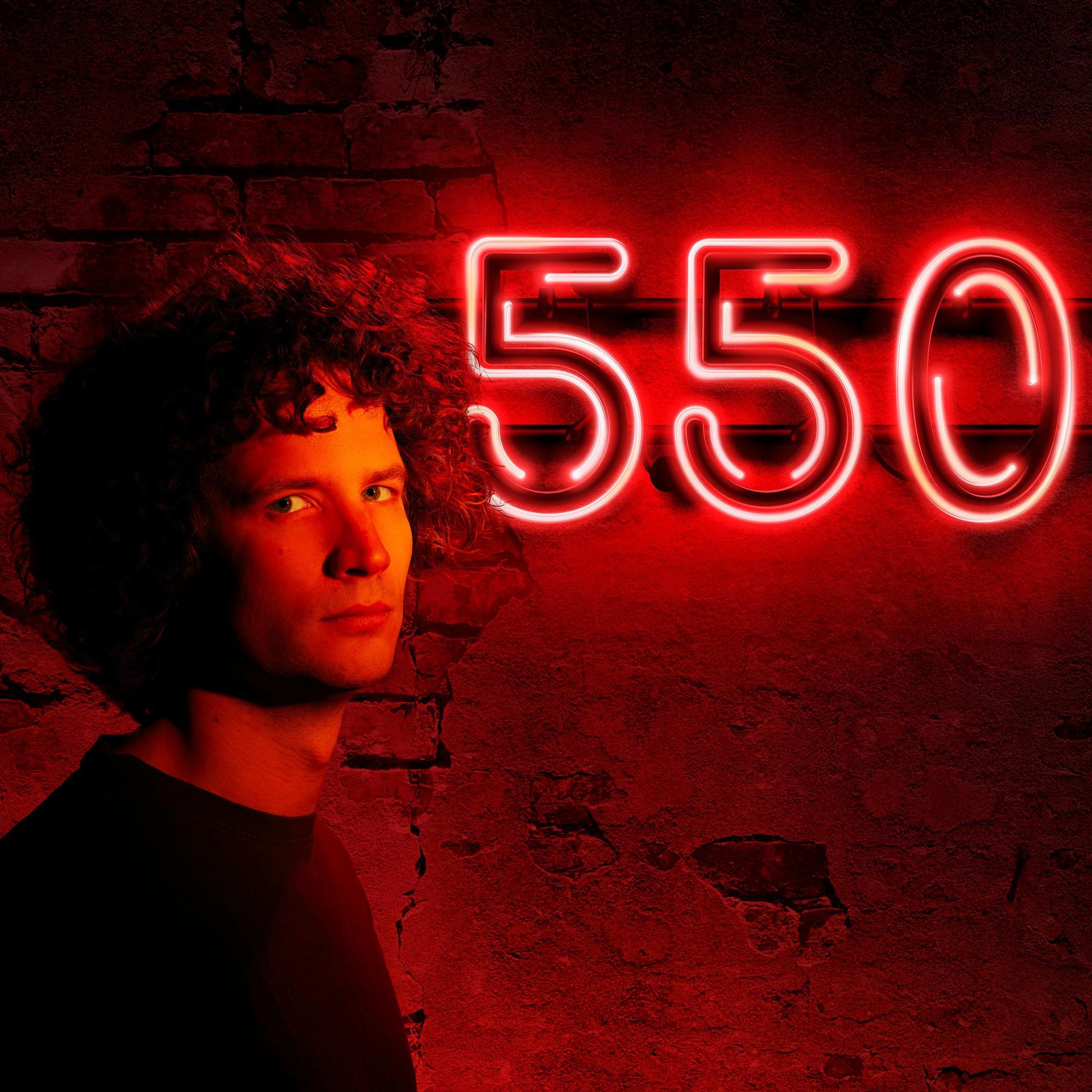 Tim Kroezen, Promotiefoto van Tim Kroezen tegen een muur met rode neonlap 550 erachter die rode gloed geeft