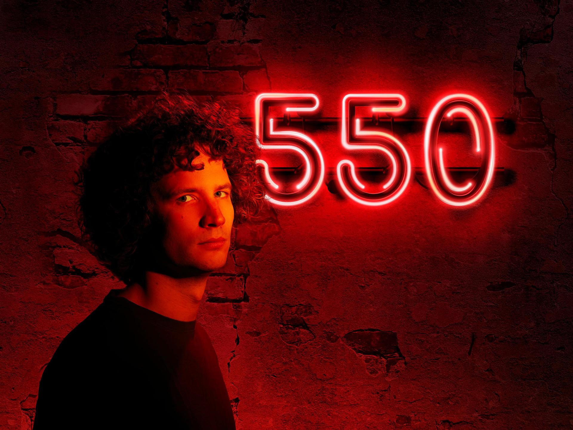 Tim Kroezen, Promotiefoto van Tim Kroezen tegen een muur met rode neonlap 550 erachter die rode gloed geeft