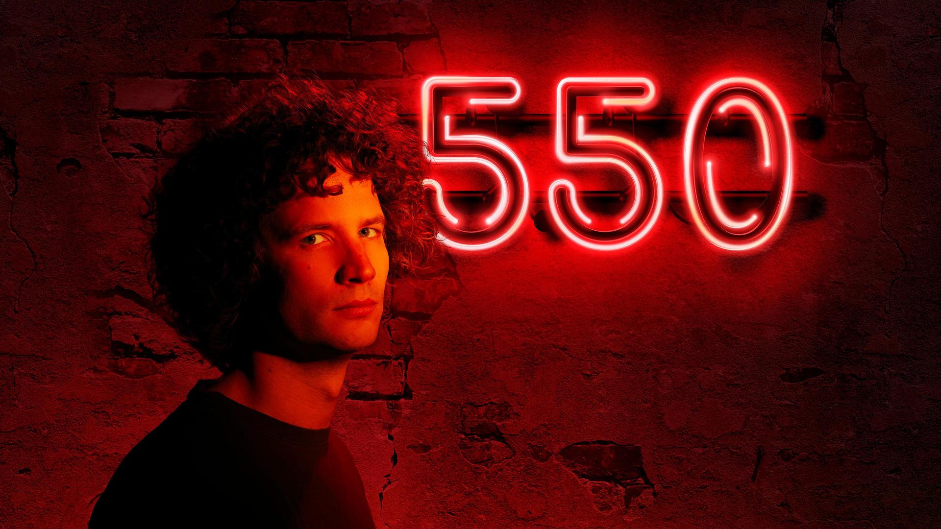 Tim Kroezen, Promotiefoto van Tim Kroezen tegen een muur met rode neonlap 550 erachter die rode gloed geeft