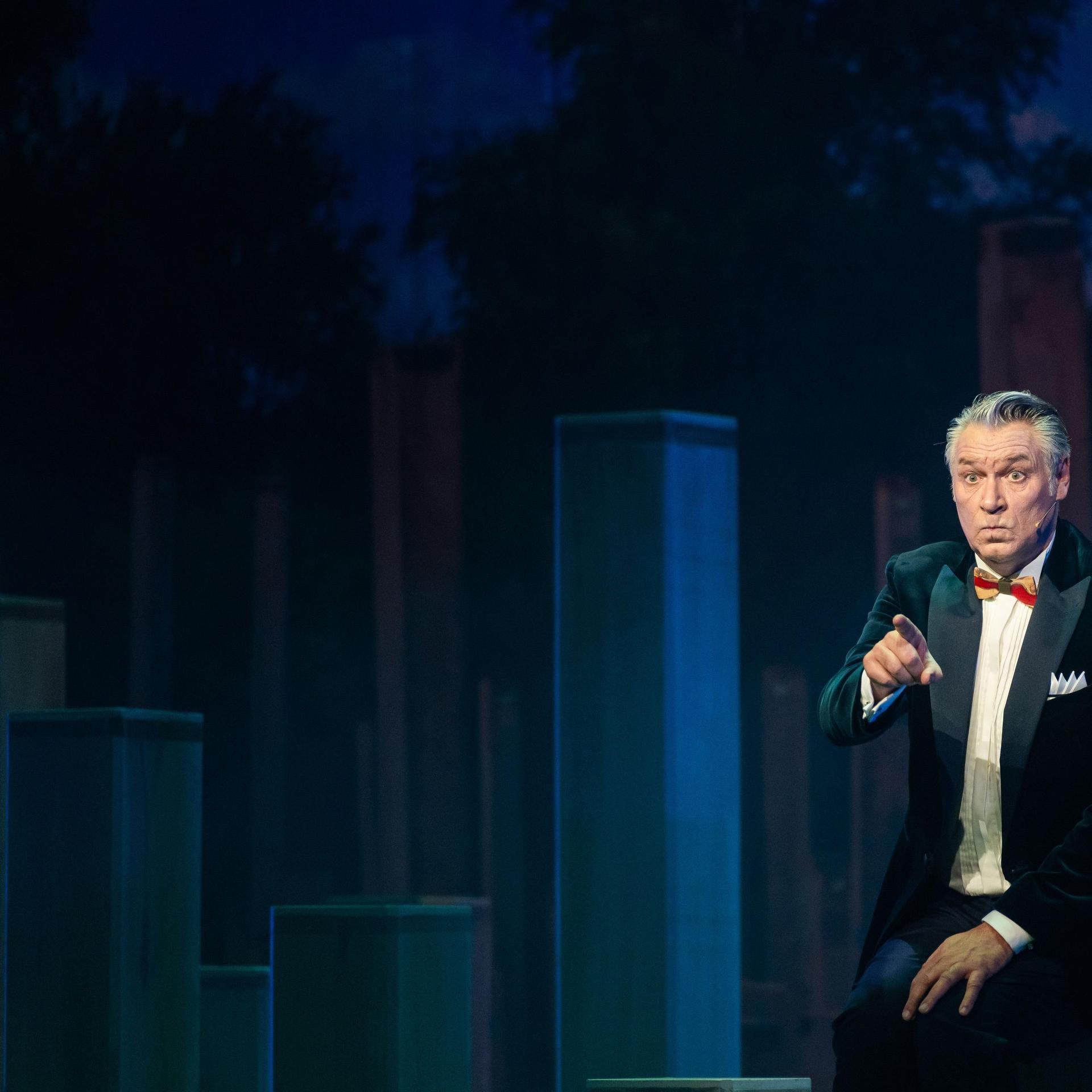 Sjaak Bral, Promotiefoto van Sjaak Bral in pak tegen donkerblauwe achtergrond