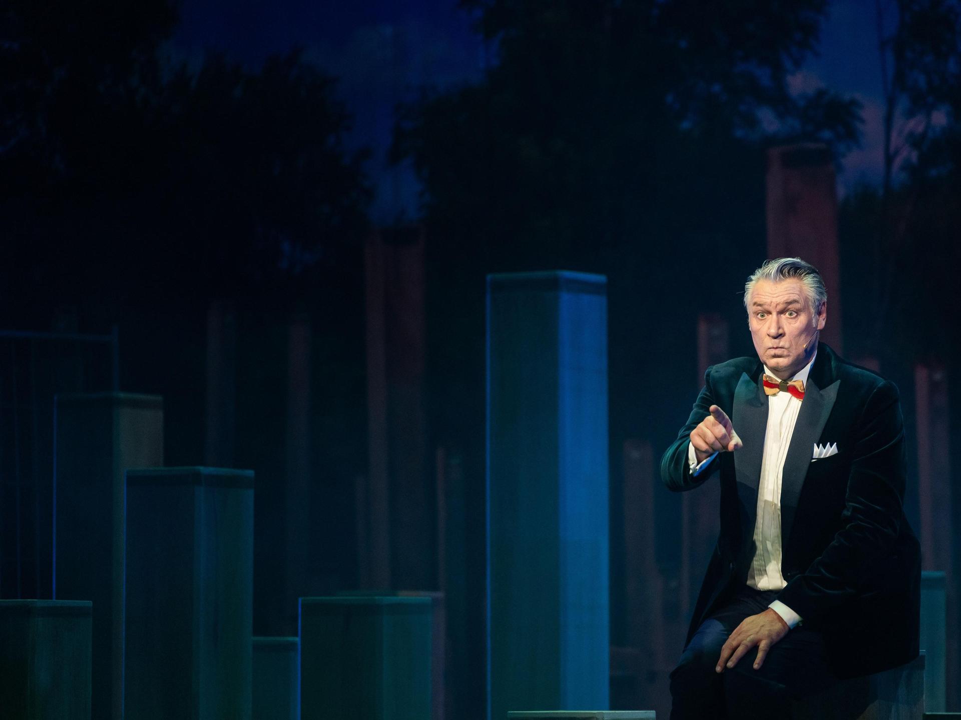 Sjaak Bral, Promotiefoto van Sjaak Bral in pak tegen donkerblauwe achtergrond