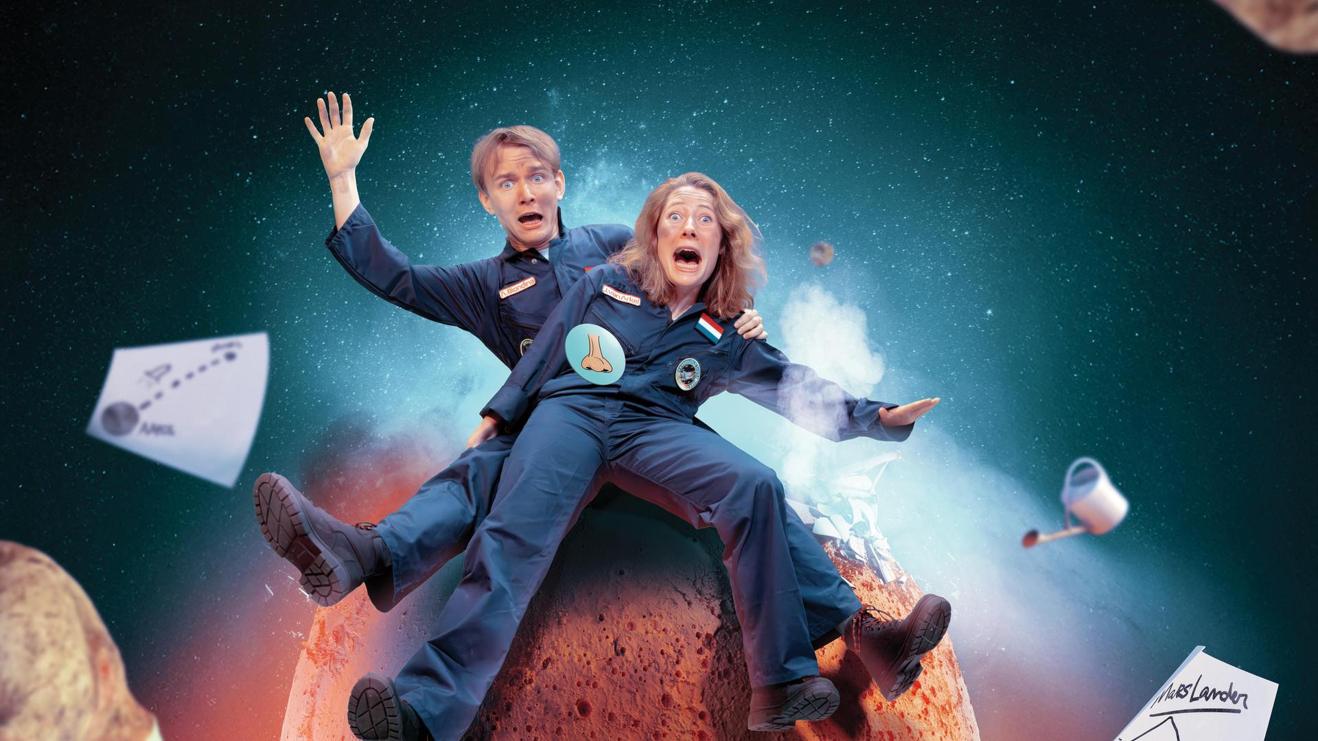 GEANNULEERD: Wijsneuzen, Foto van het duo Wijsneuzen op de planeet Mars met blauwe ruimtepakken aan