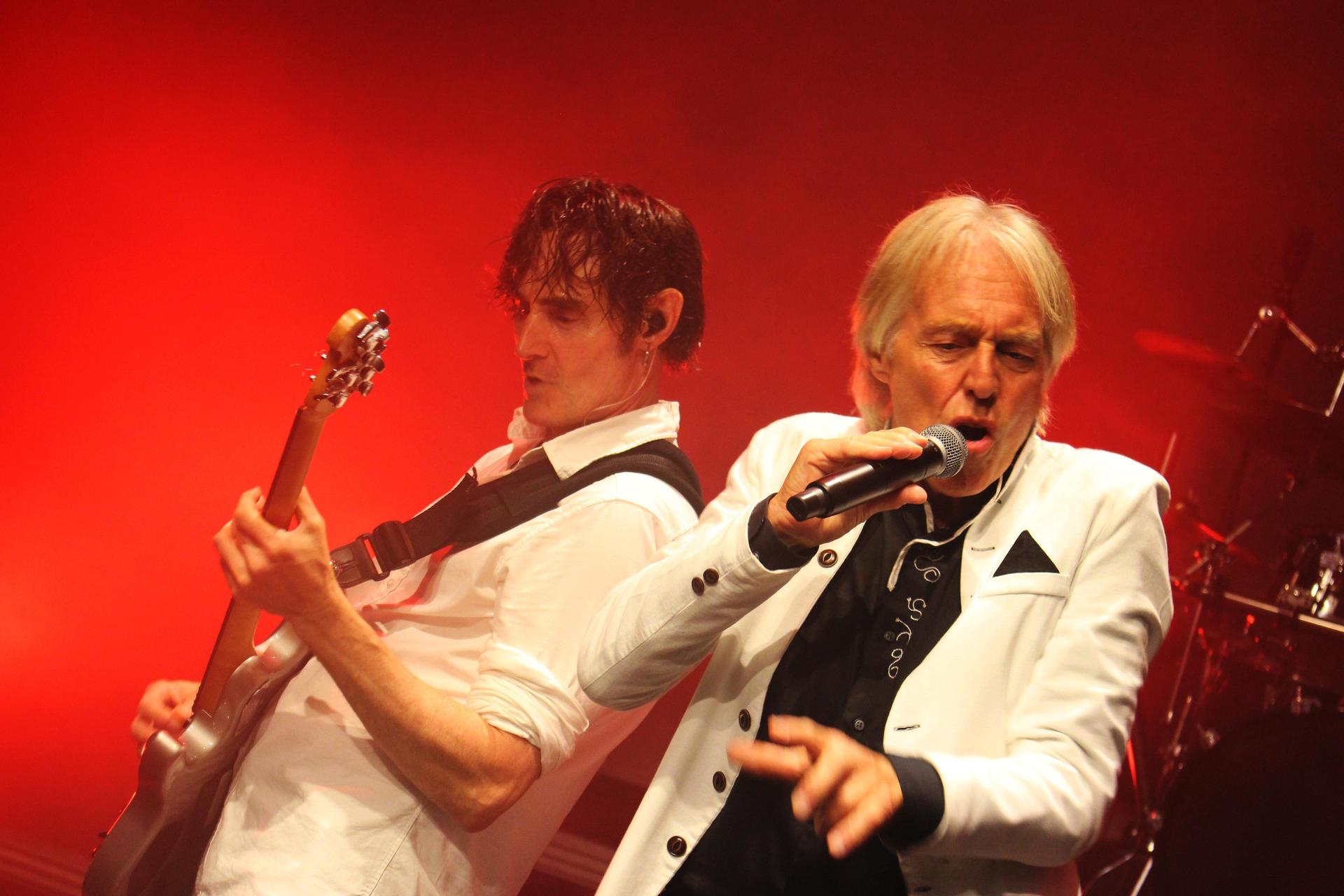 Promotiefoto bij Tribute to the music of Live Aid met daarop de band op het podium