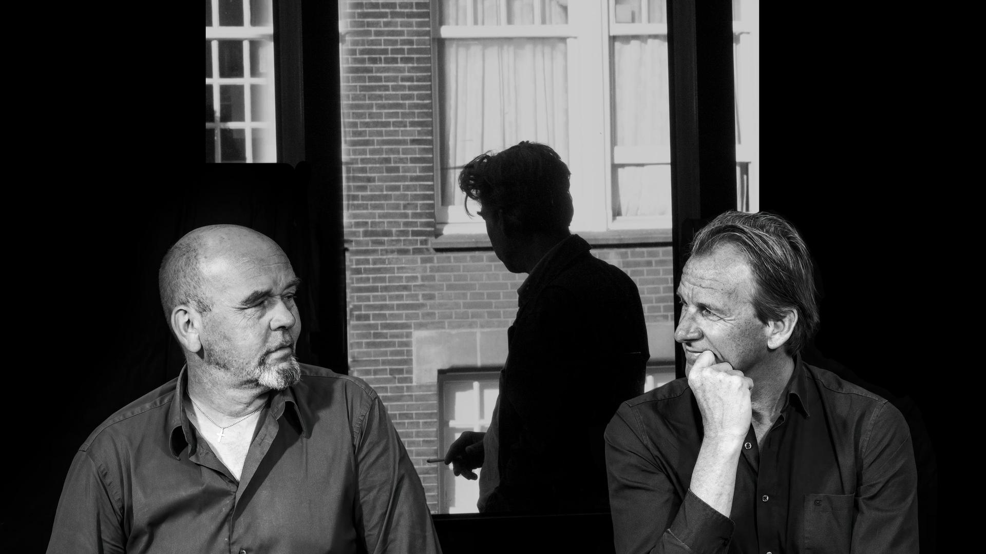 Niels van der Gulik en Richard Heijerman, Promotiefoto van Niels van der Gulik en Richard Heijerman in zwart wit voor een raam