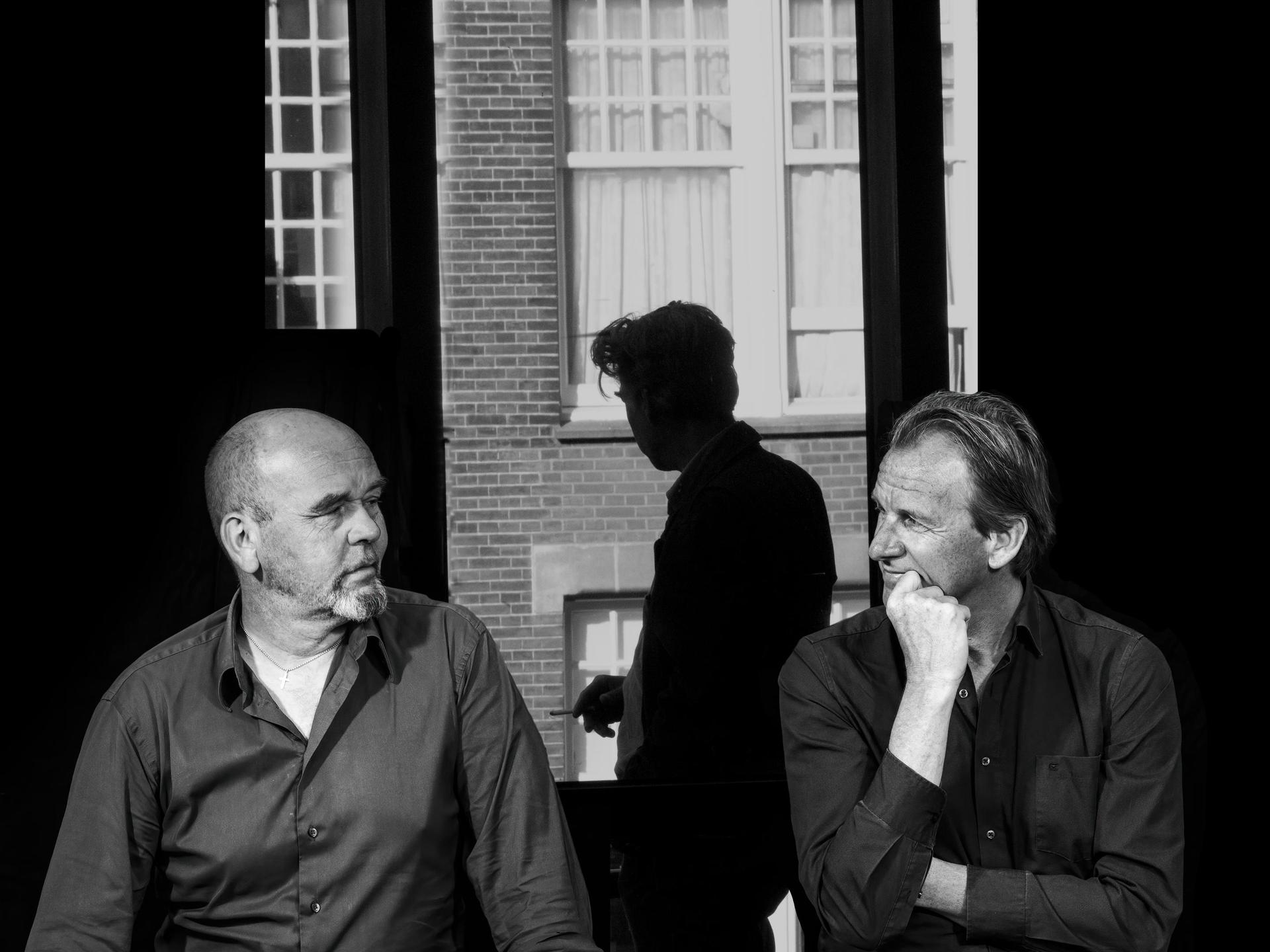 Niels van der Gulik en Richard Heijerman, Promotiefoto van Niels van der Gulik en Richard Heijerman in zwart wit voor een raam