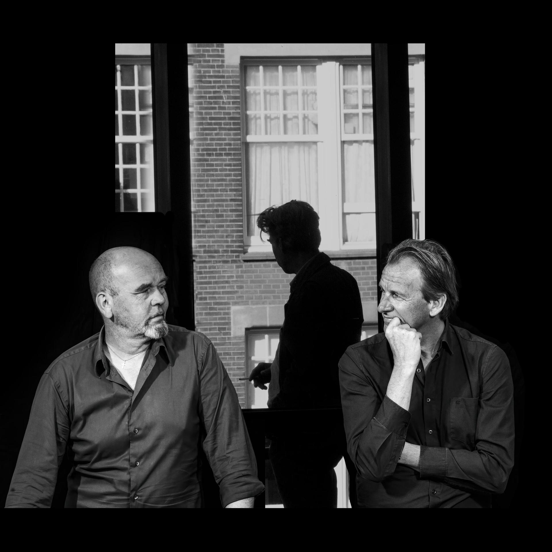 Niels van der Gulik en Richard Heijerman, Promotiefoto van Niels van der Gulik en Richard Heijerman in zwart wit voor een raam