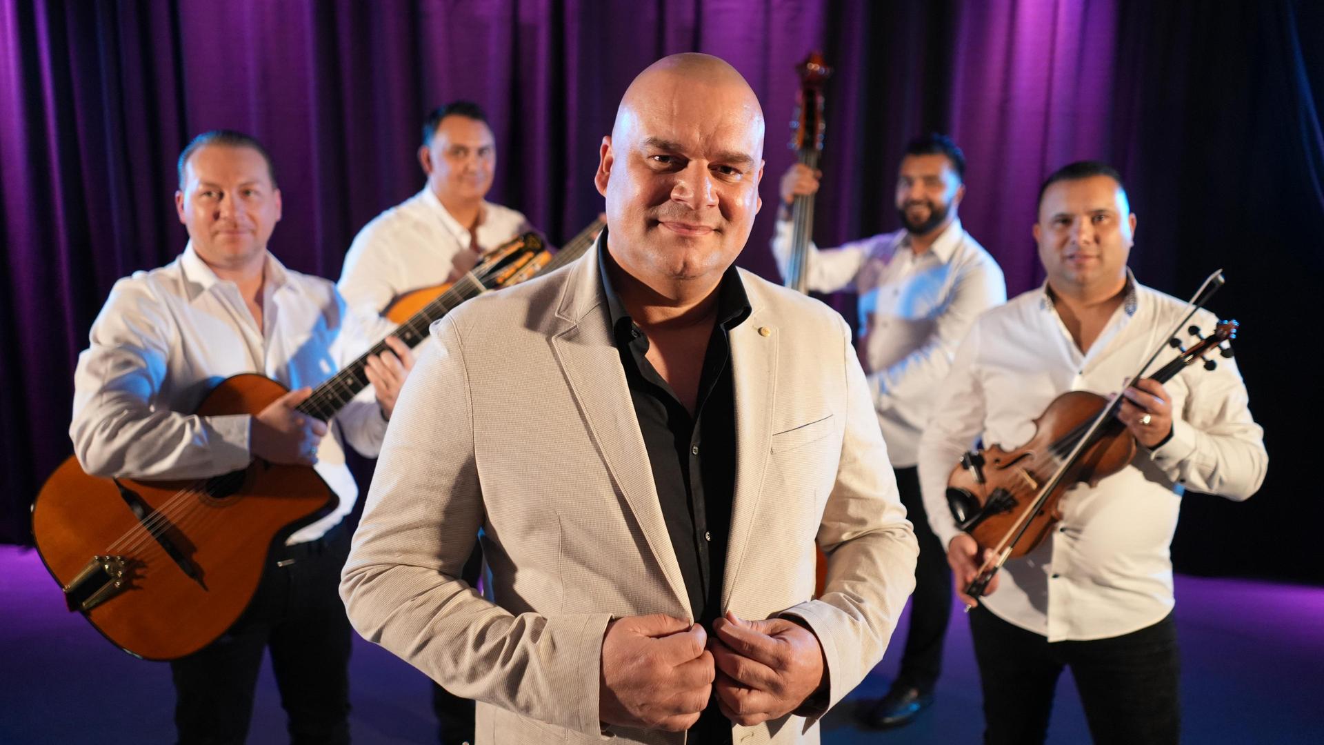Sani van Mullem, Promotiefoto van Sani van Mullen met daarachter de Gipsy band