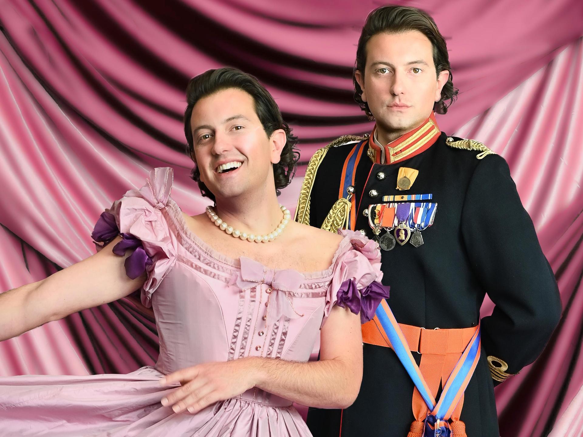 De Prinsenjurk en de Gouden Knoop (7+), Promotiefoto van De Prinsenjurk en de goeden knoop met een prins in een roze jurk en nog een prins