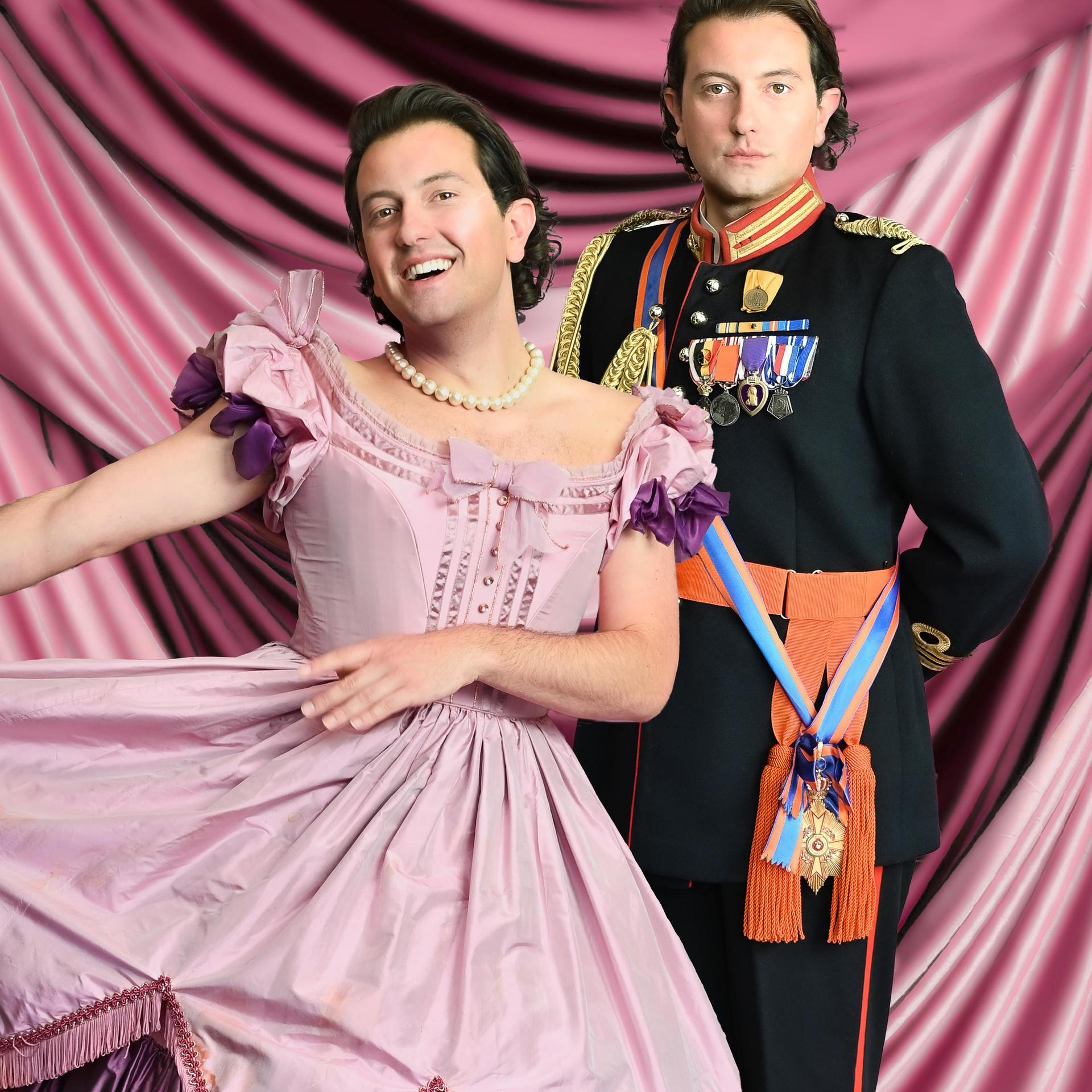 De Prinsenjurk en de Gouden Knoop (7+), Promotiefoto van De Prinsenjurk en de goeden knoop met een prins in een roze jurk en nog een prins